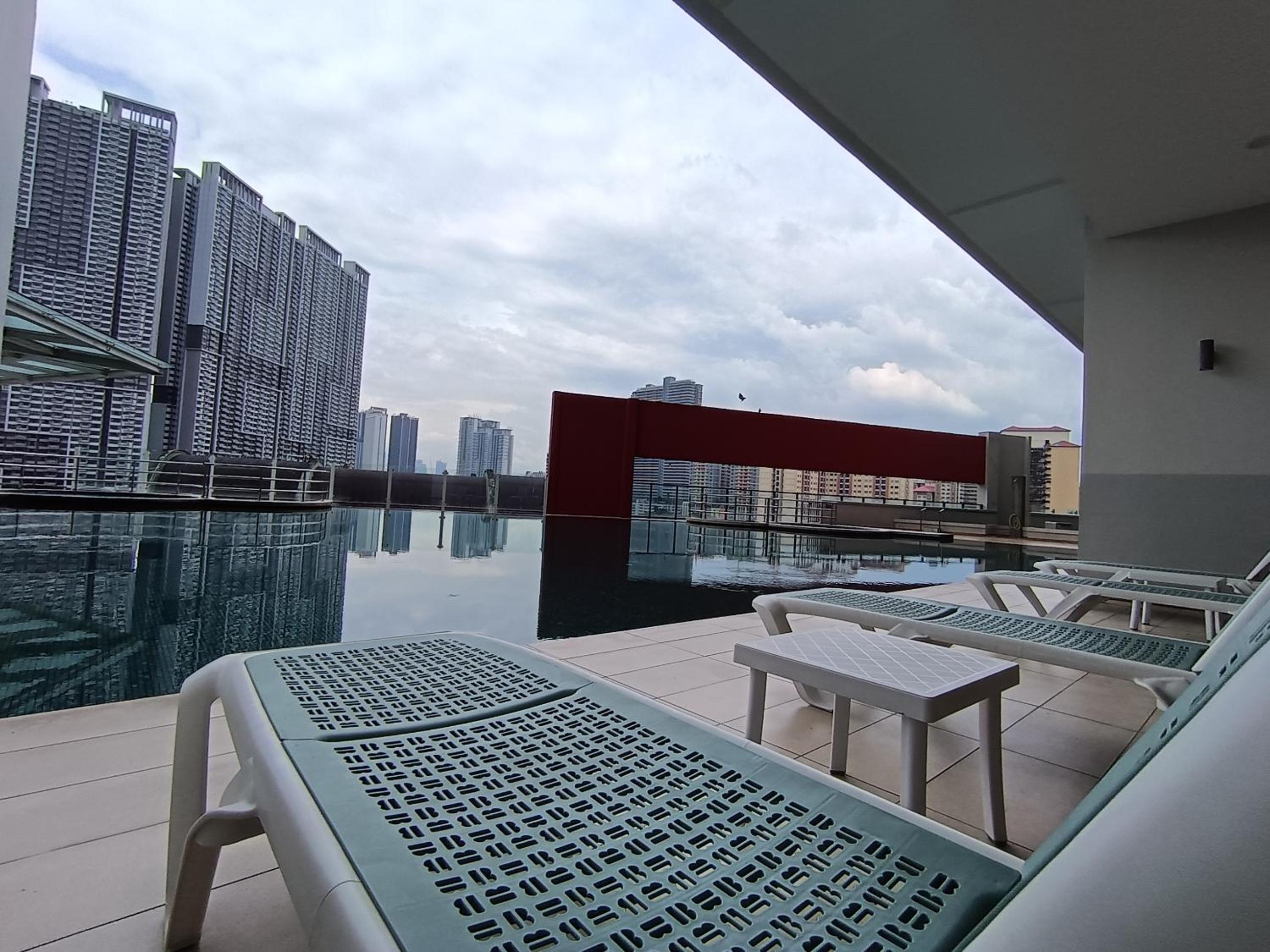 Relaxing Muji Retreat with Jacuzzi, Retro Games, MRT