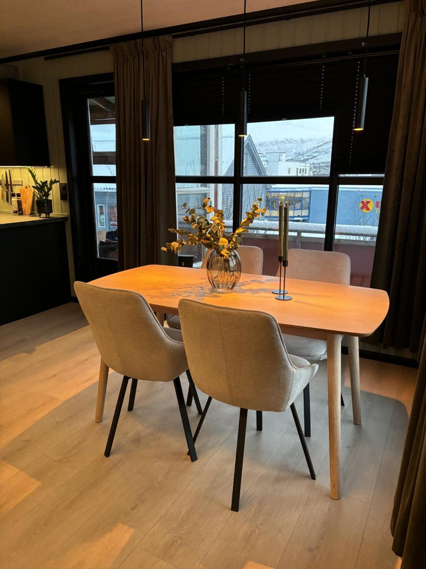 Cozy central apartment with free parking Tromsø island view 2