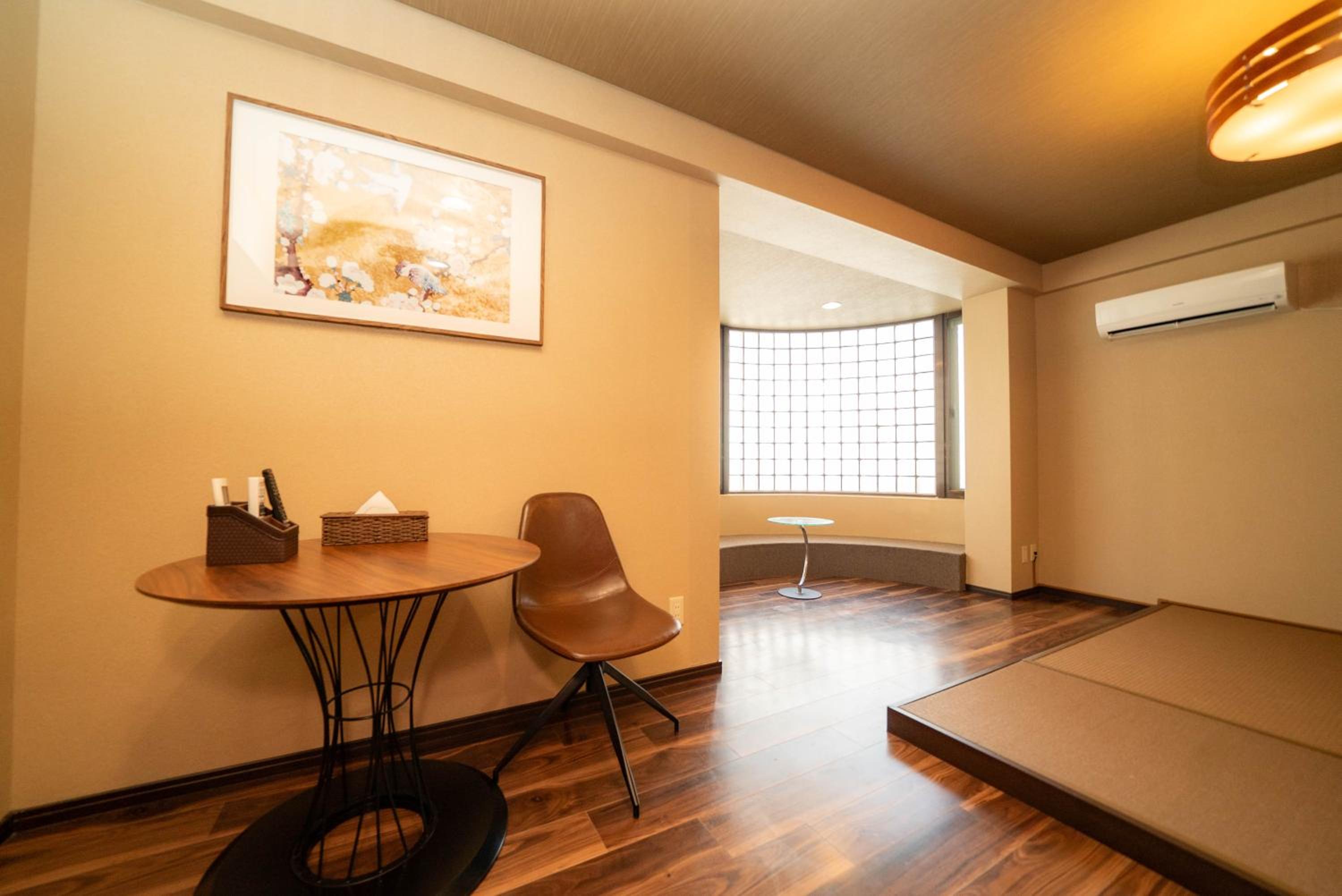 Luxury villa with comfy Kingbeds Near train station