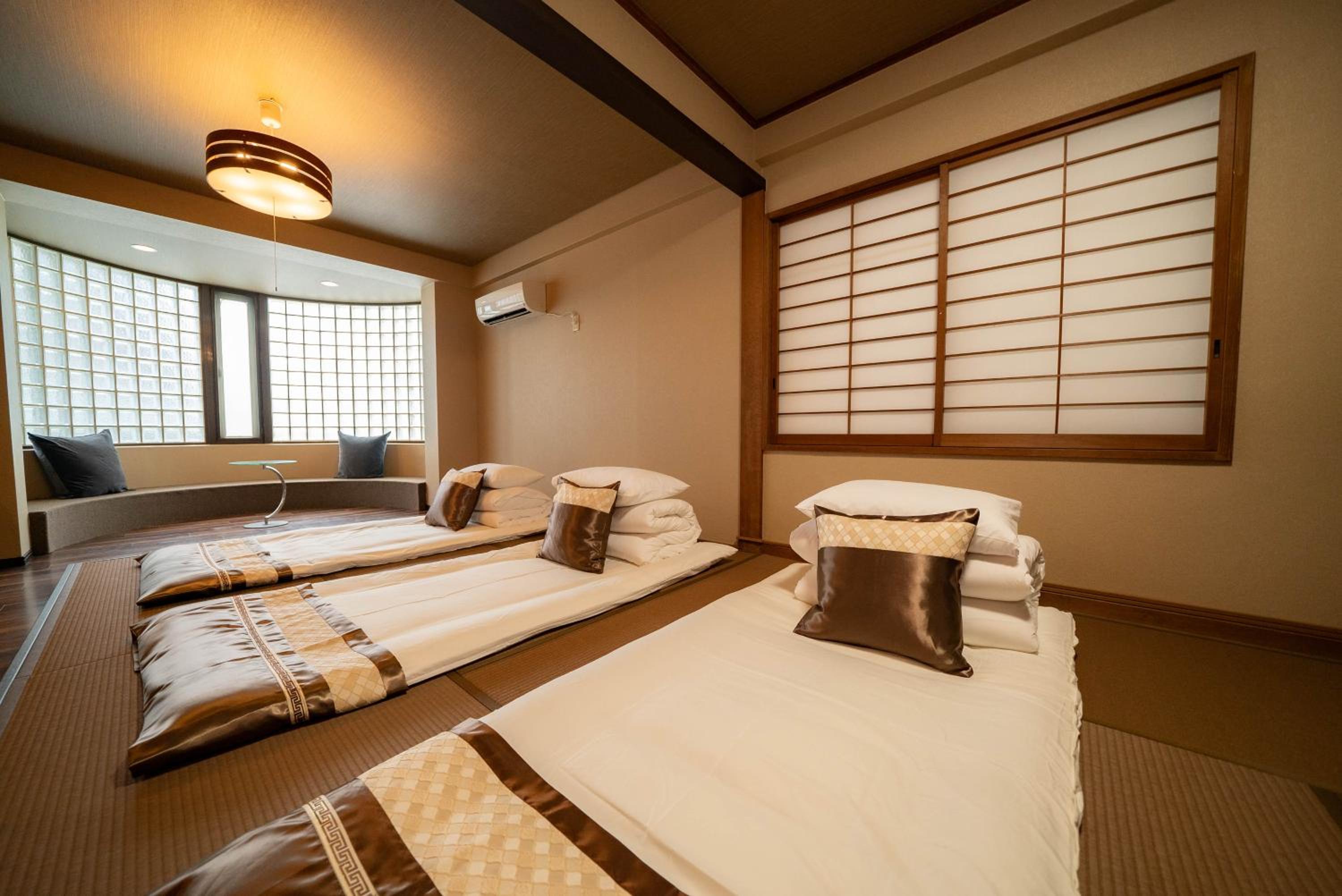 Luxury villa with comfy Kingbeds Near train station