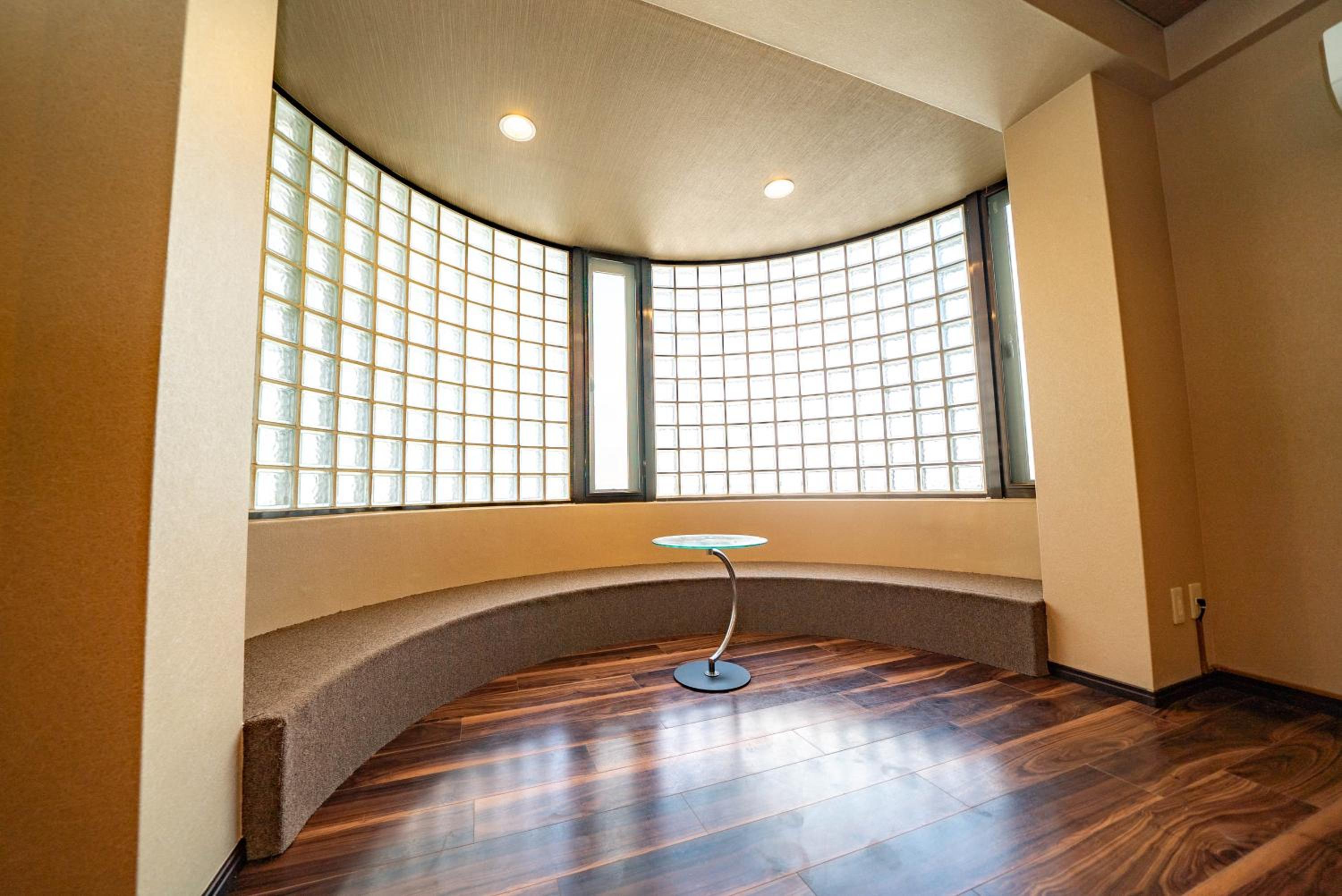 Luxury villa with comfy Kingbeds Near train station