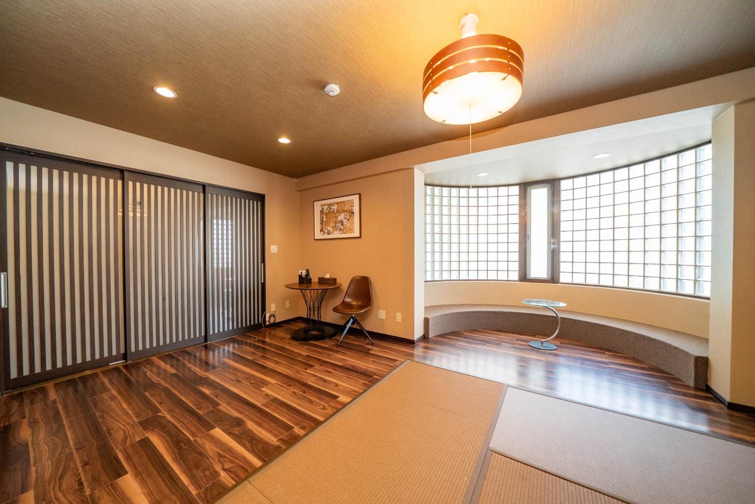 Luxury villa with comfy Kingbeds Near train station
