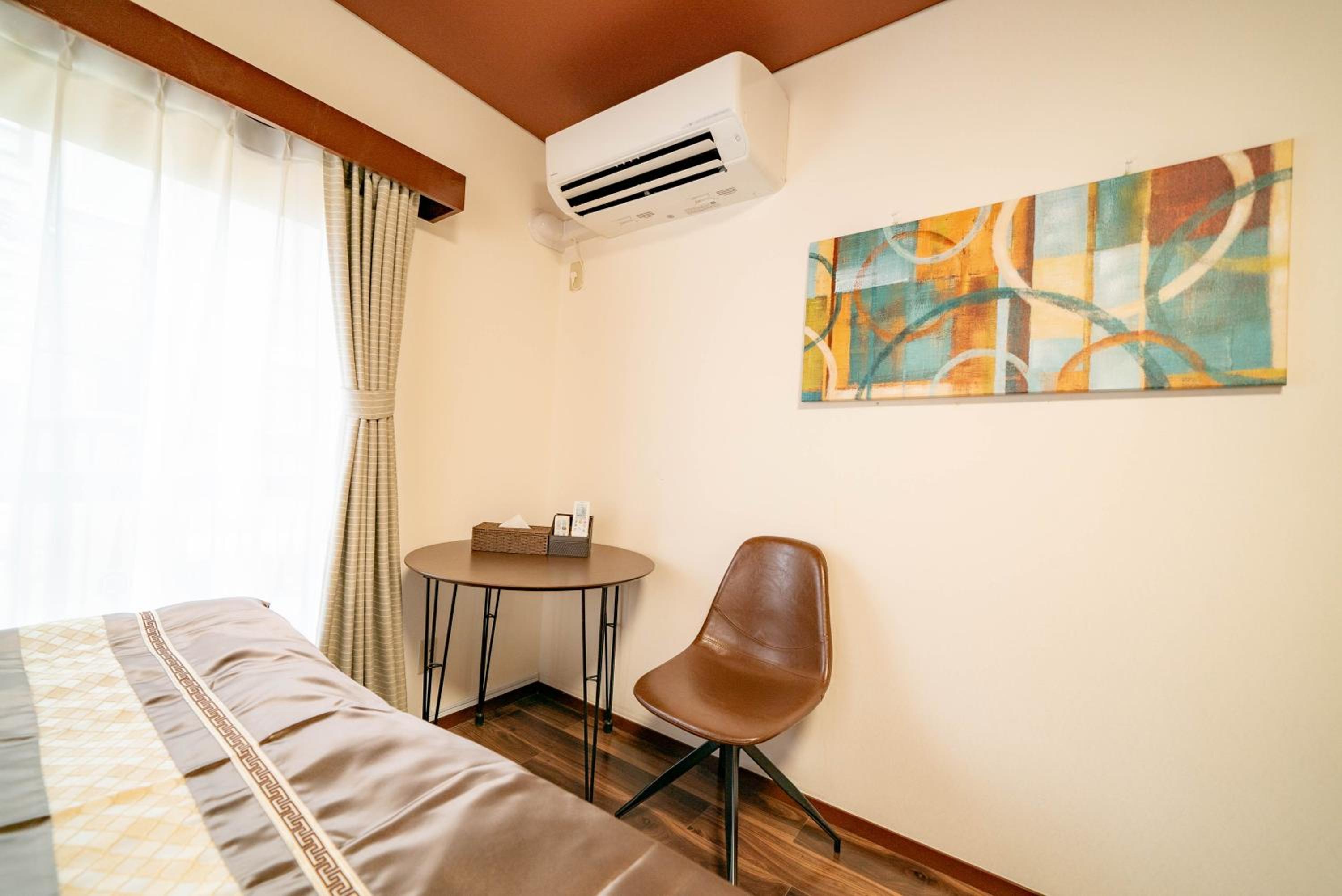 Luxury villa with comfy Kingbeds Near train station