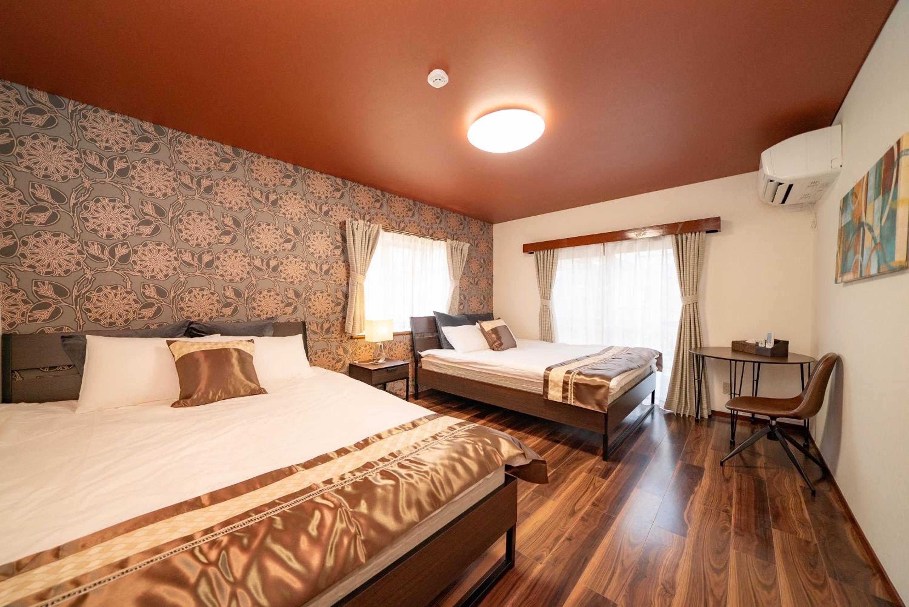 Luxury villa with comfy Kingbeds Near train station