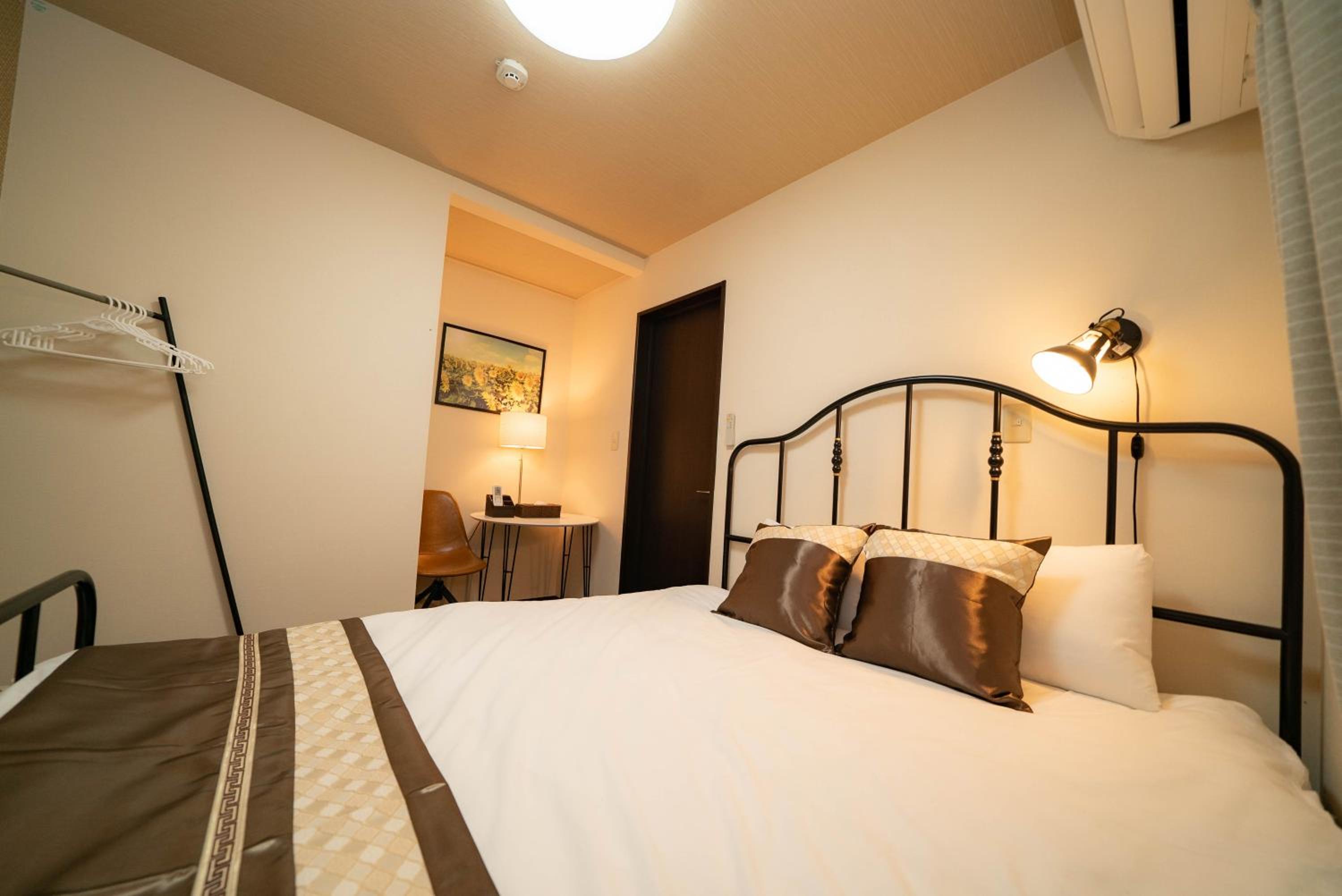 Luxury villa with comfy Kingbeds Near train station
