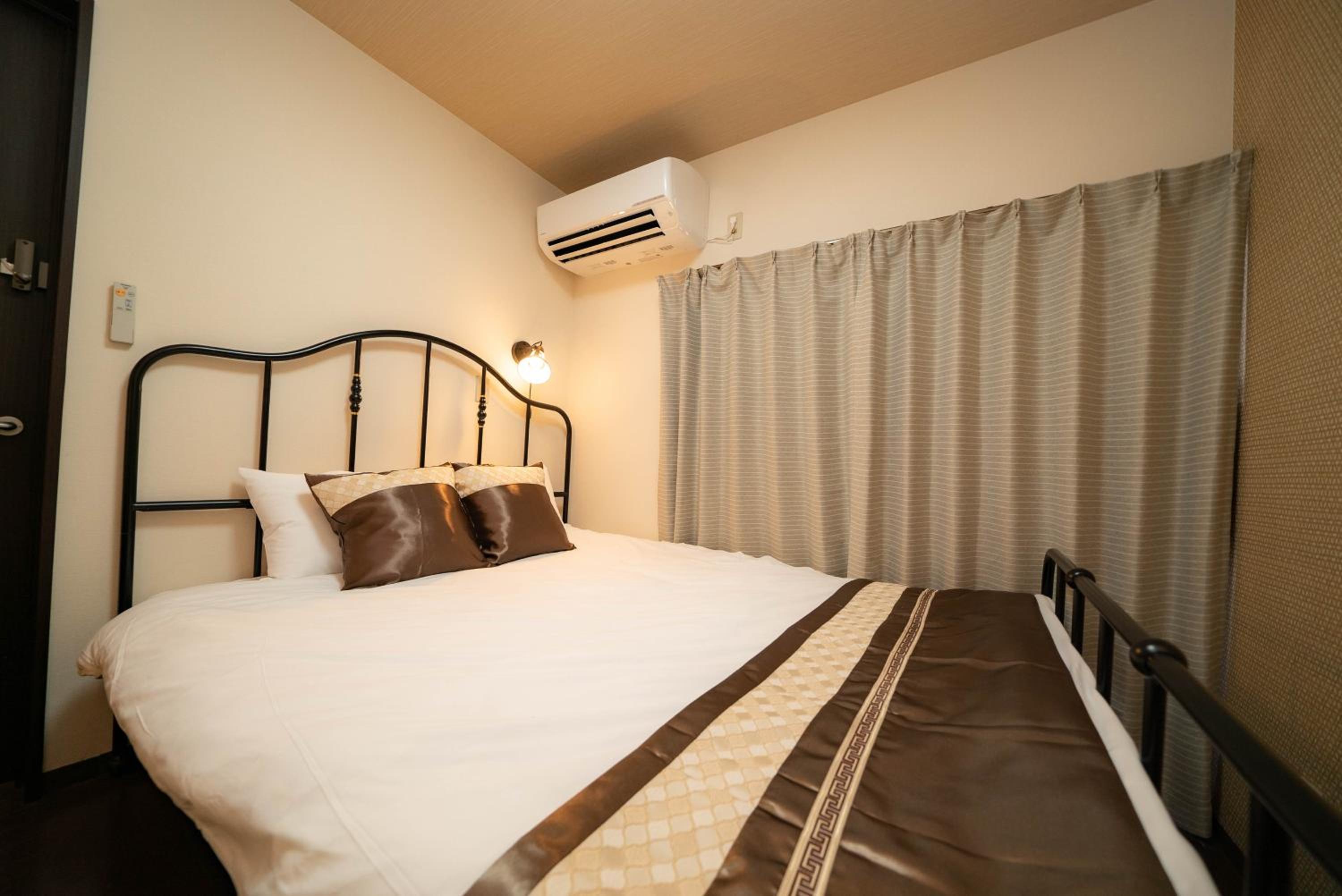 Luxury villa with comfy Kingbeds Near train station