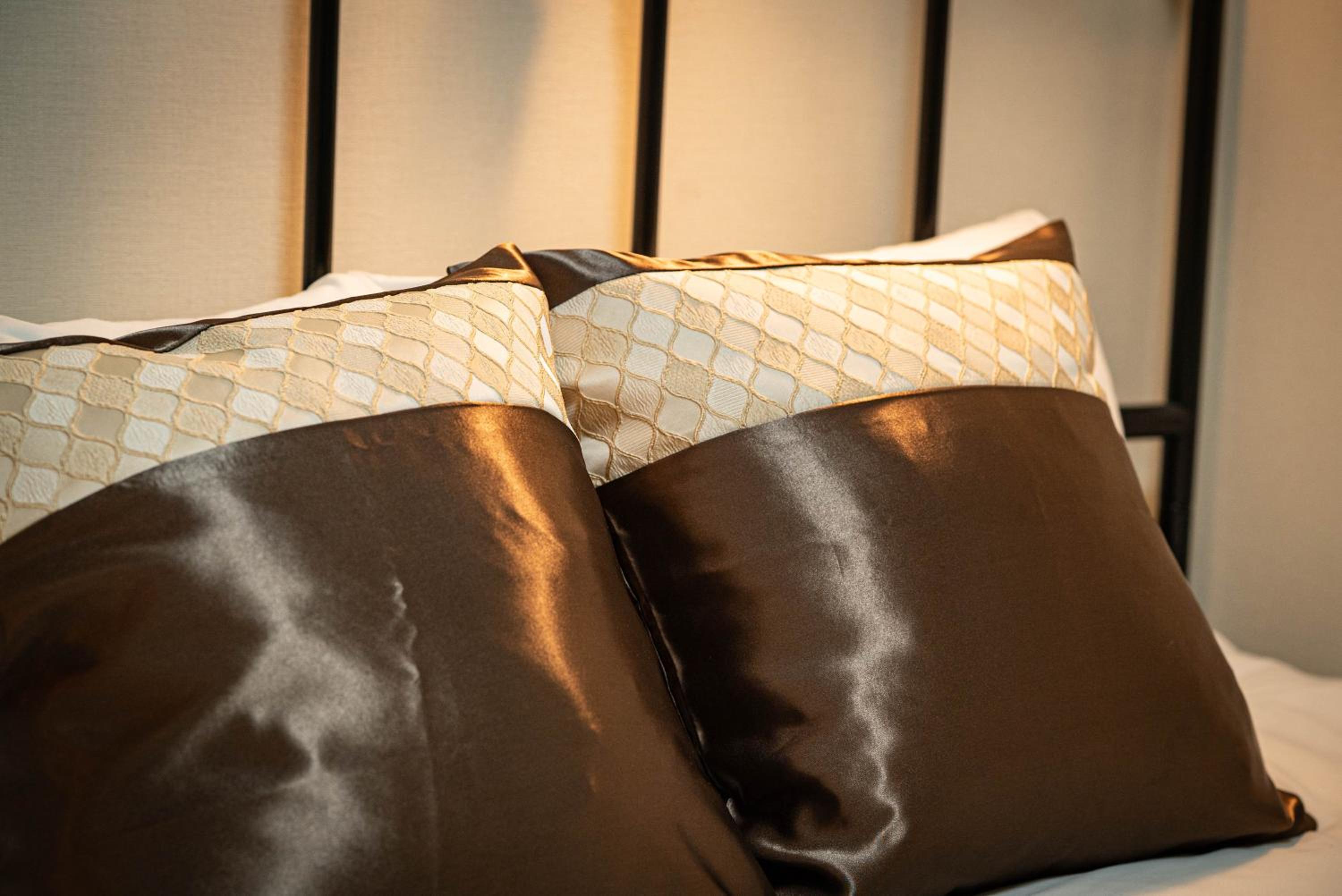 Luxury villa with comfy Kingbeds Near train station