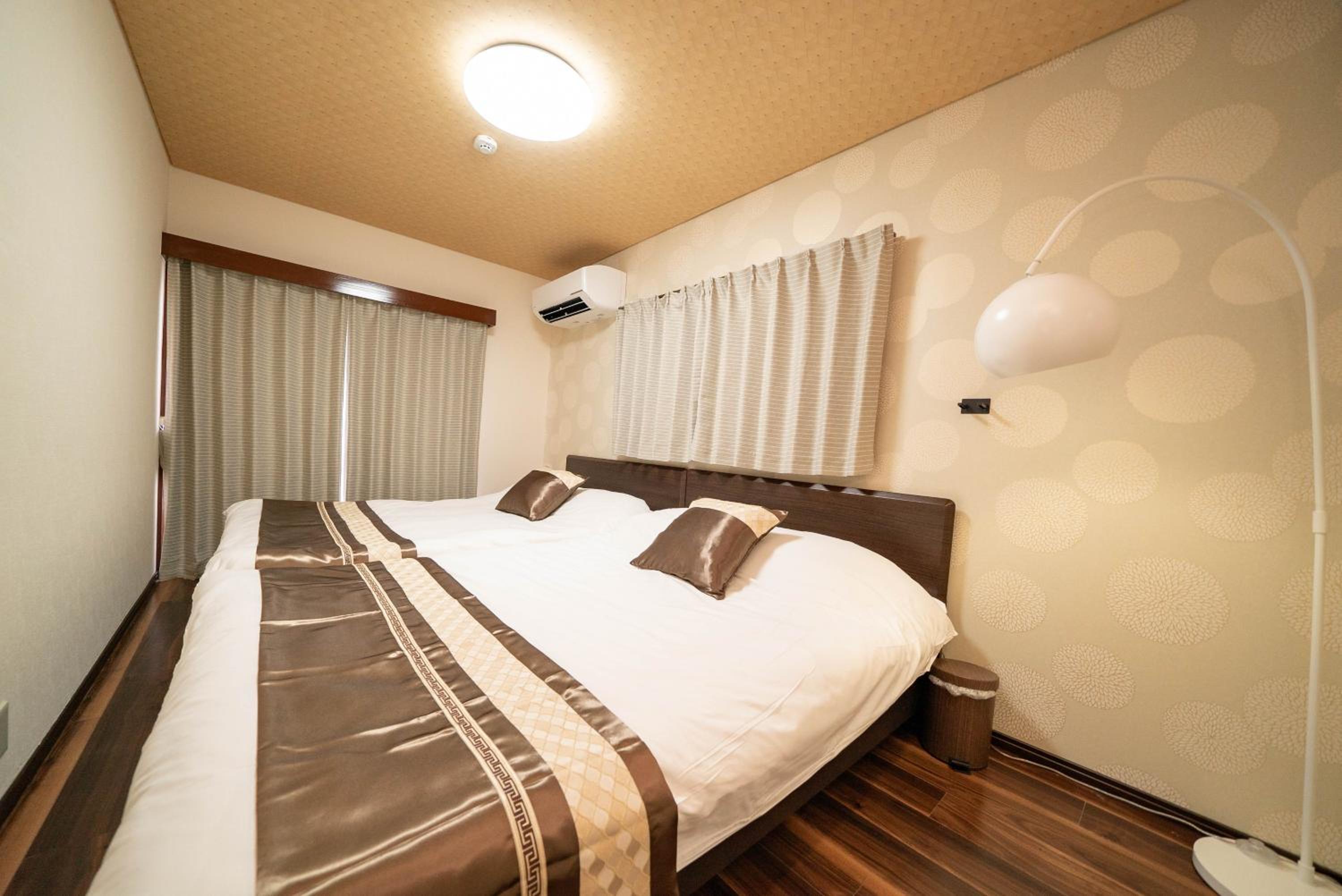Luxury villa with comfy Kingbeds Near train station