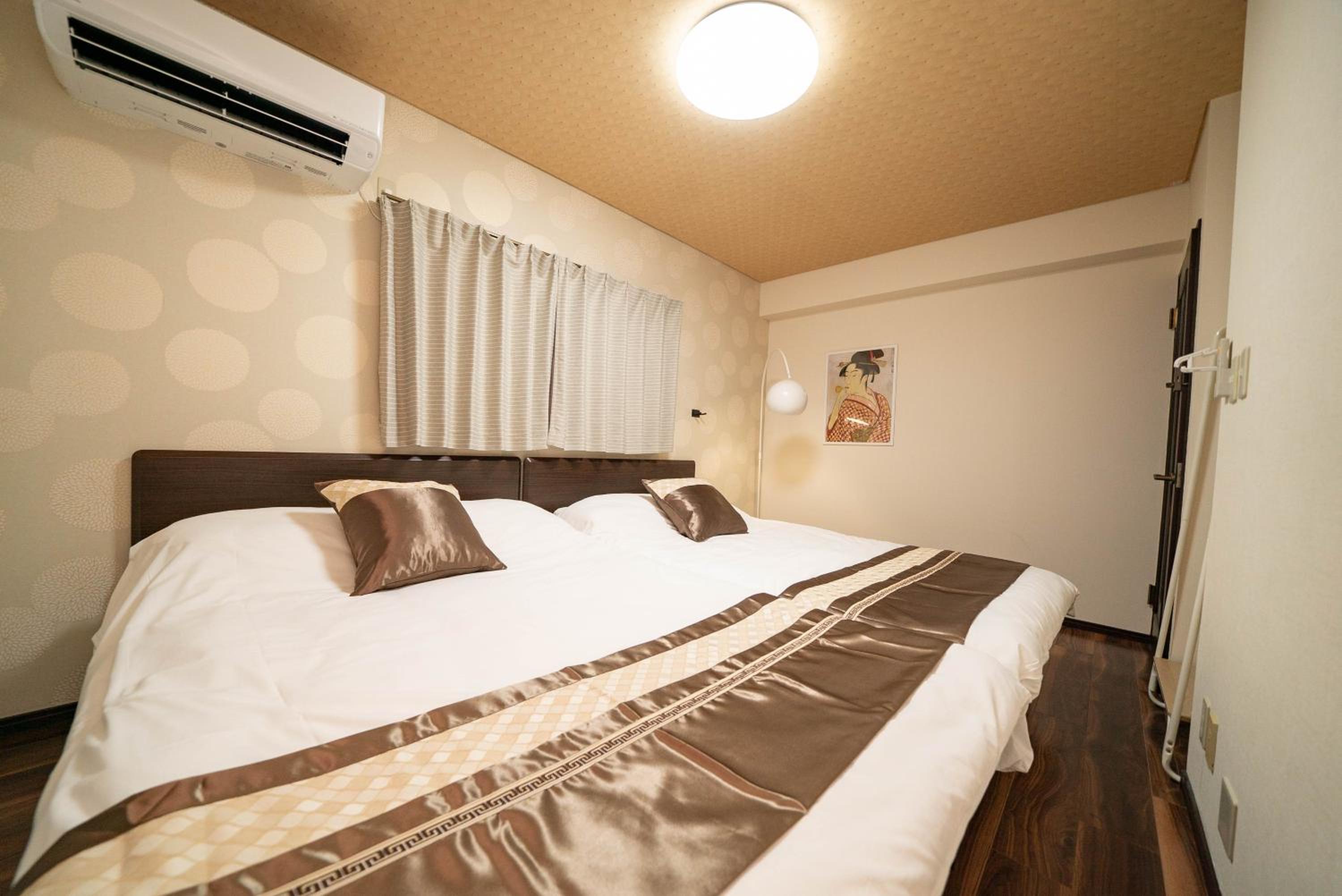 Luxury villa with comfy Kingbeds Near train station
