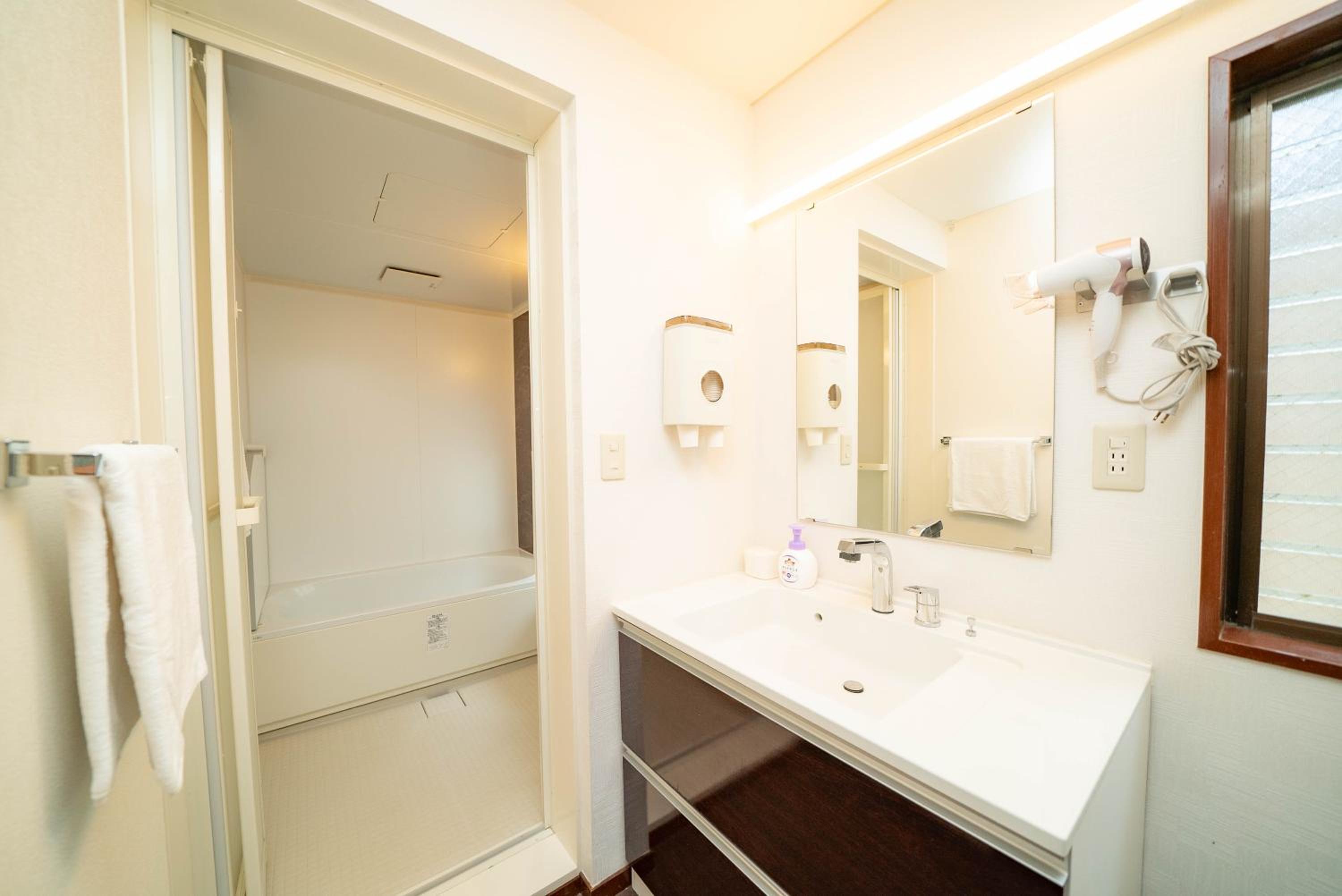 Luxury villa with comfy Kingbeds Near train station