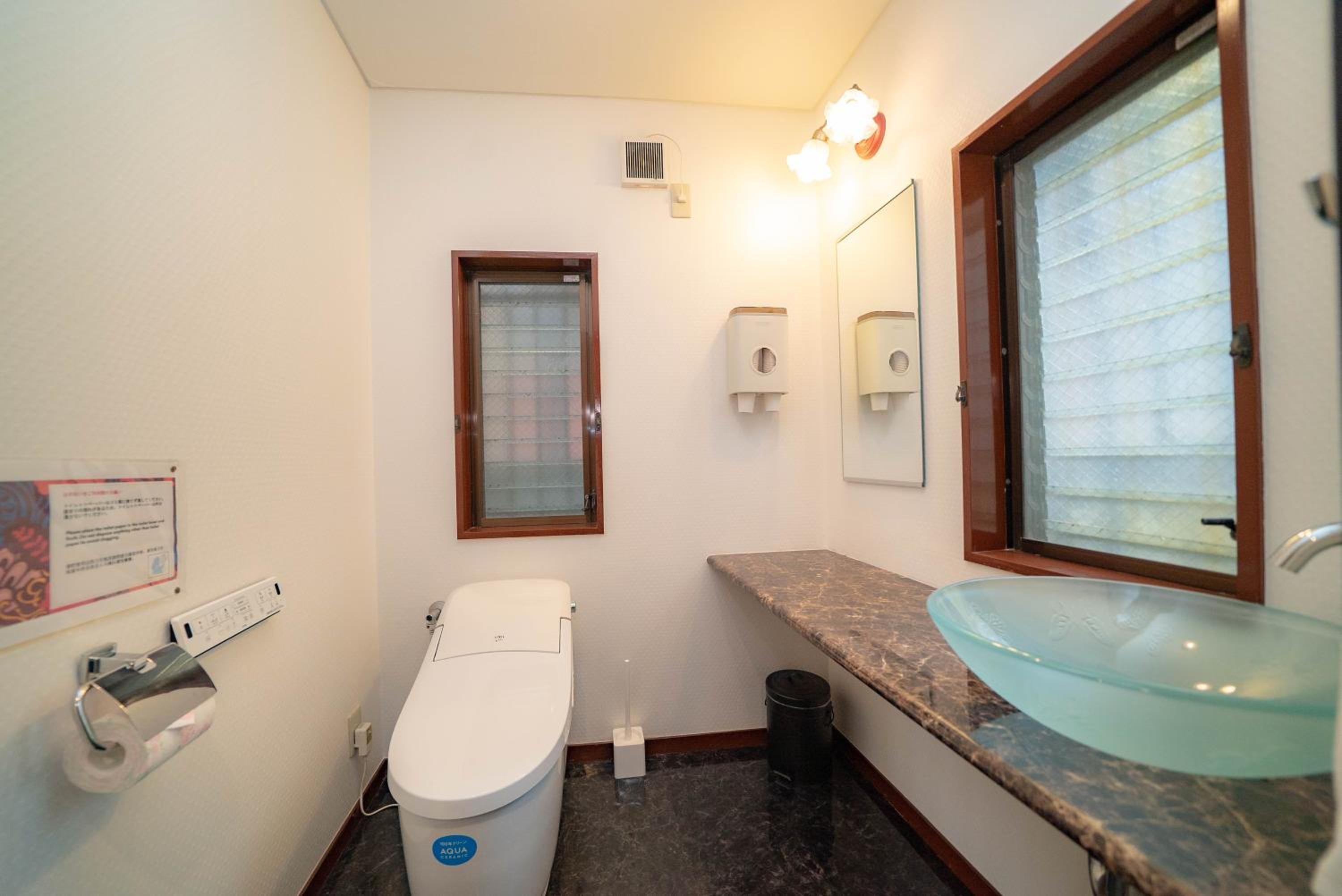Luxury villa with comfy Kingbeds Near train station