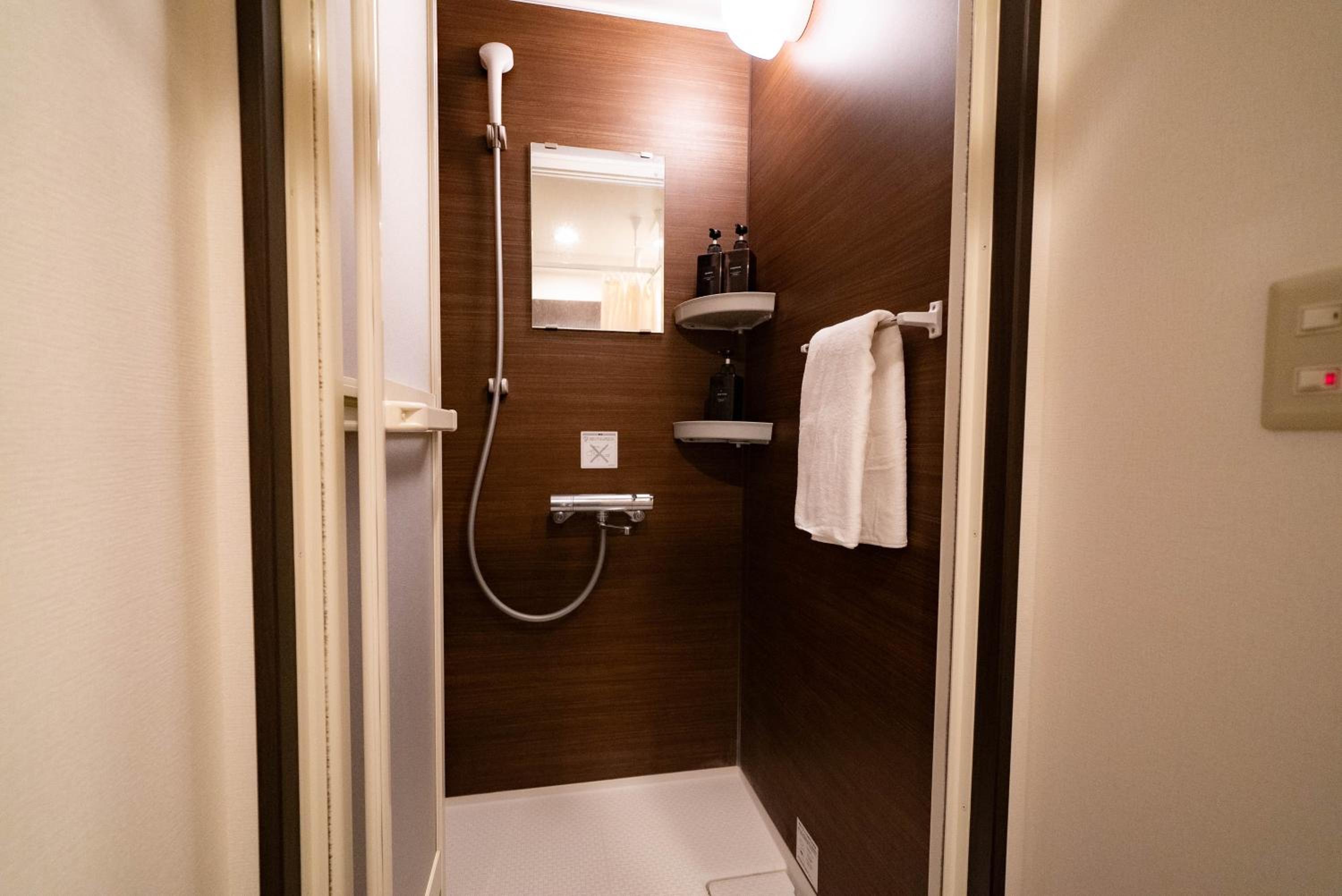 Luxury villa with comfy Kingbeds Near train station