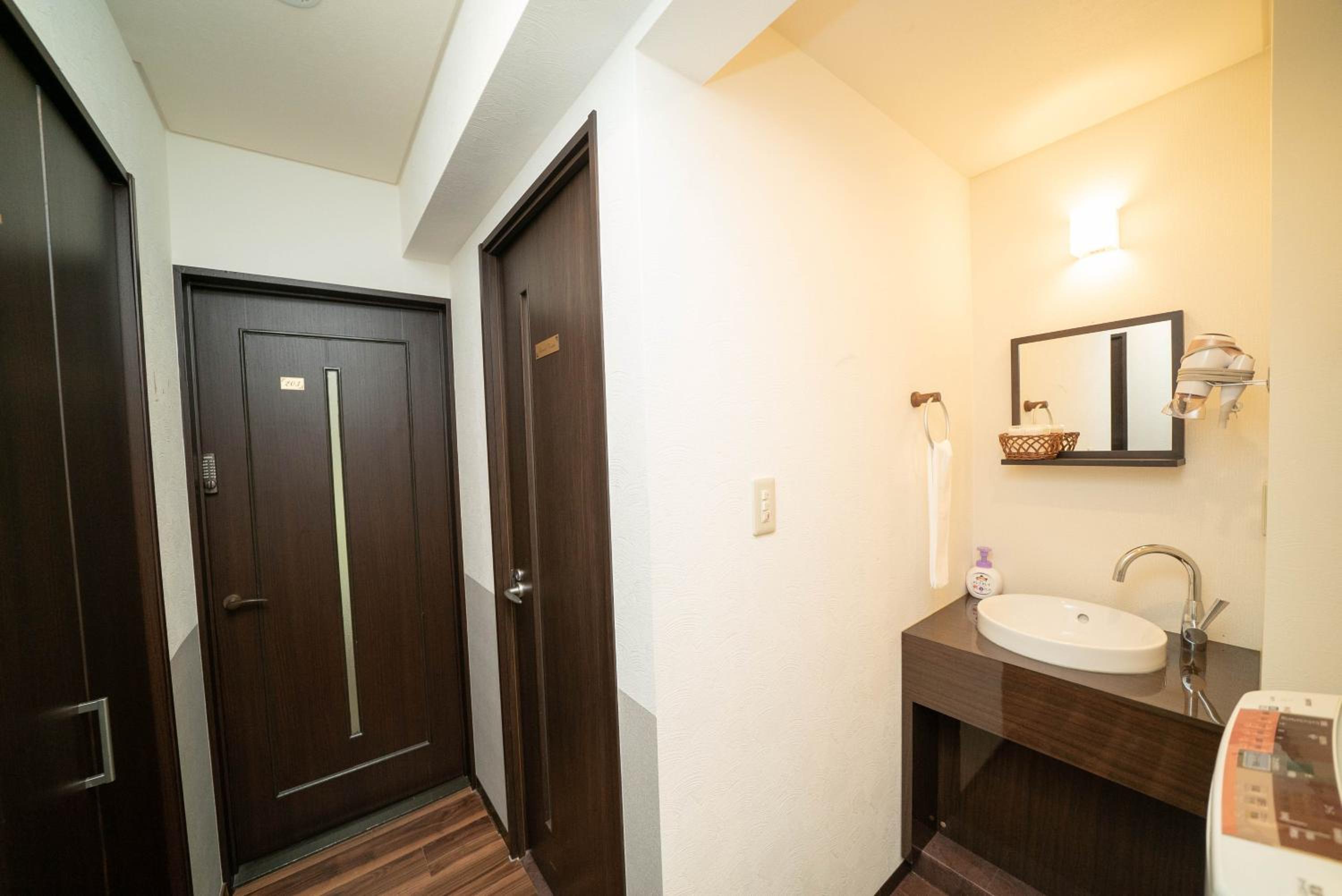Luxury villa with comfy Kingbeds Near train station