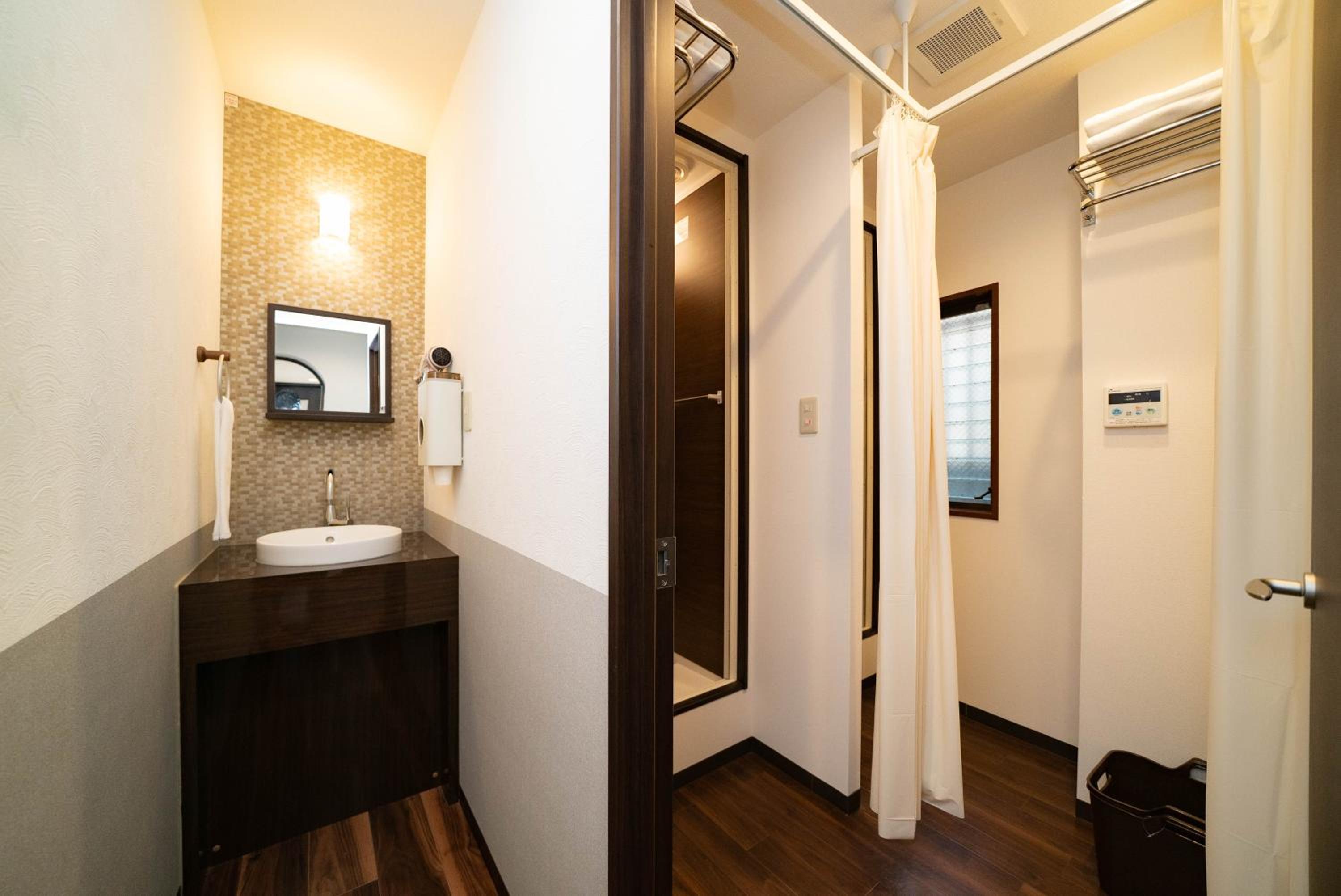 Luxury villa with comfy Kingbeds Near train station