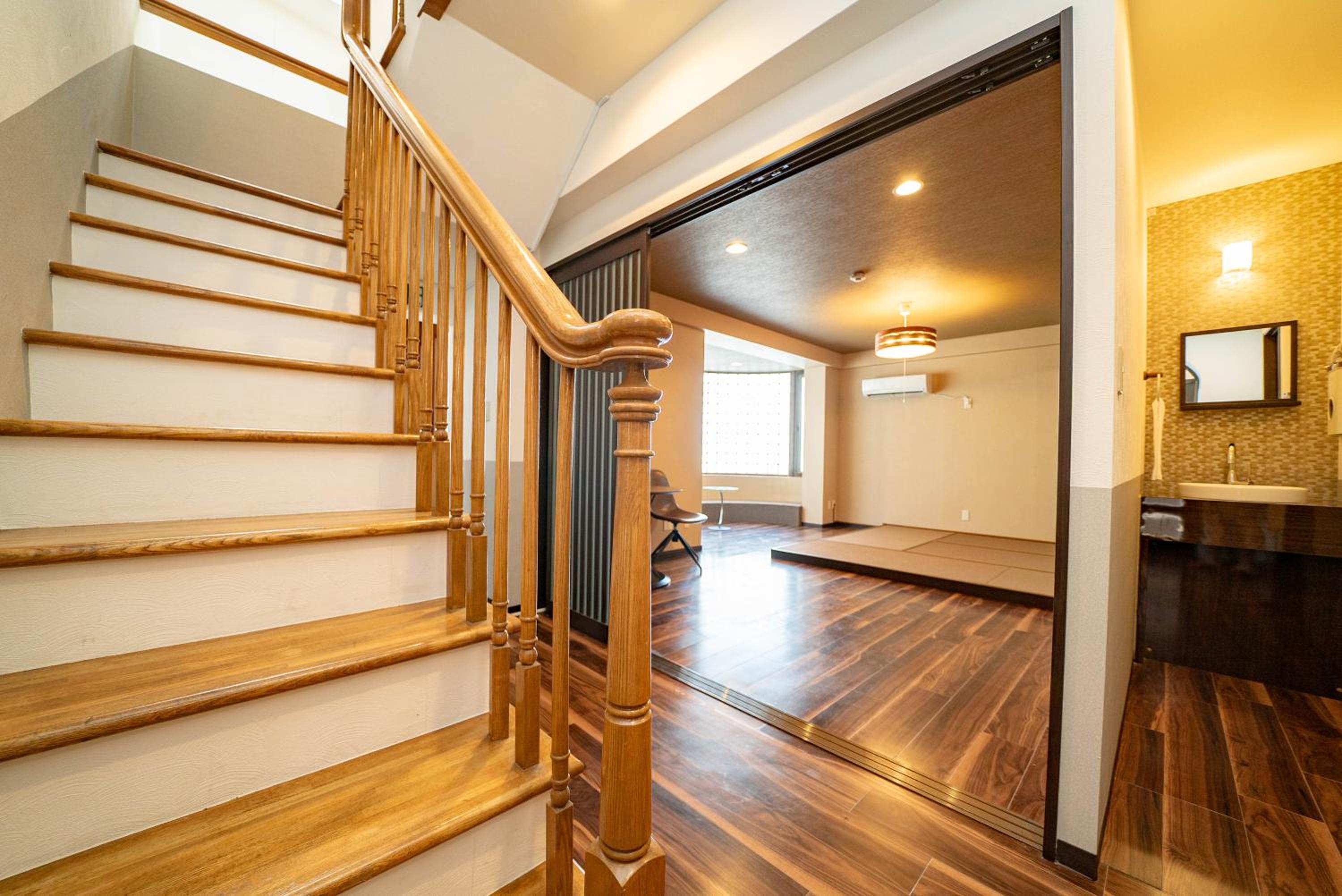 Luxury villa with comfy Kingbeds Near train station