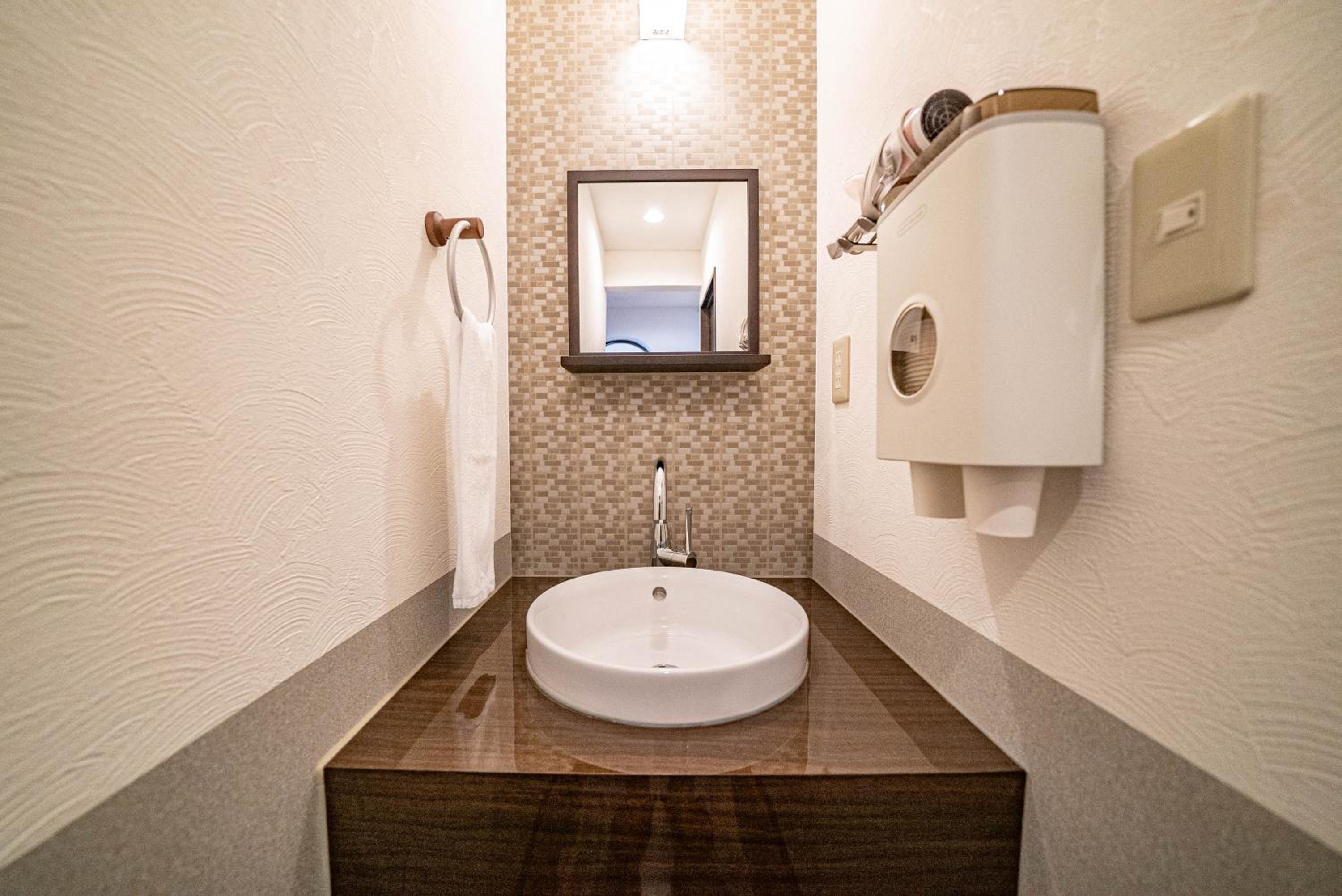 Luxury villa with comfy Kingbeds Near train station