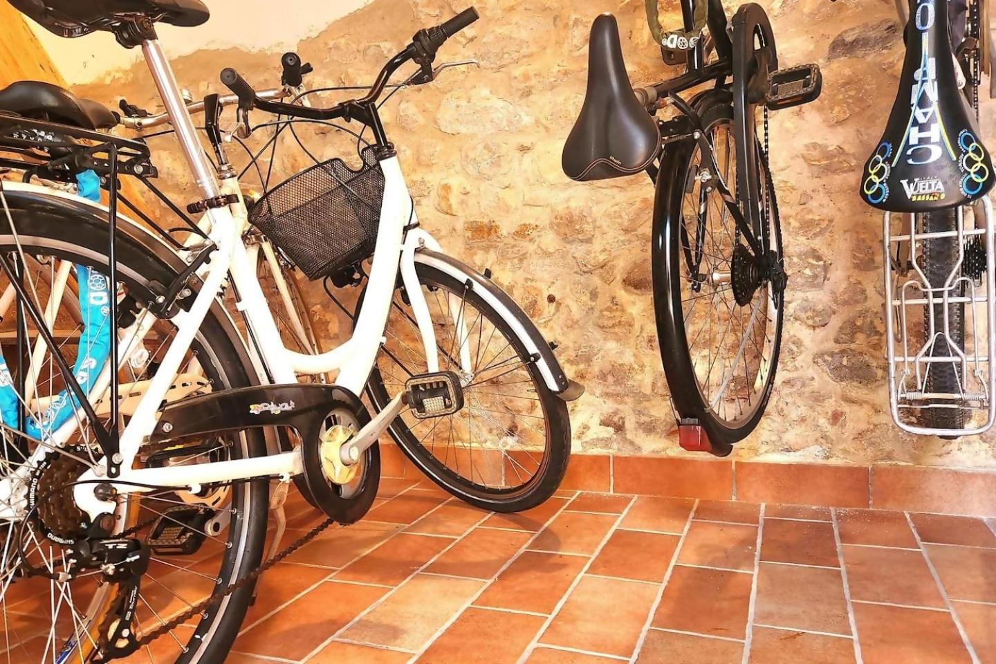 Romeos Cottage Public free parking bike rental view 2