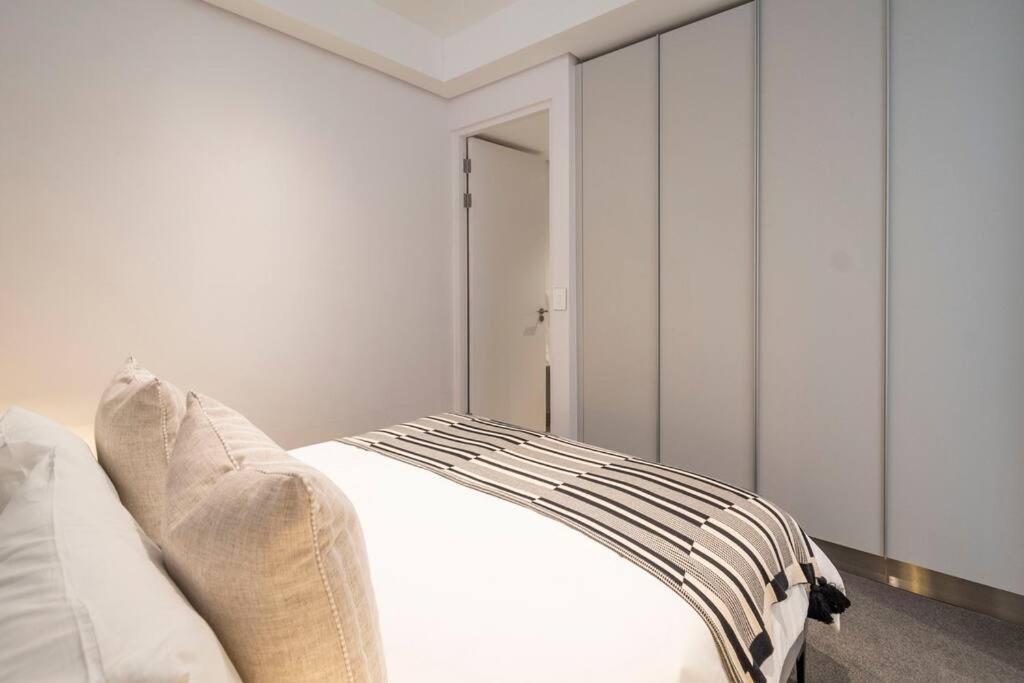 20th Floor One Bed apartment in the Rubik view 5