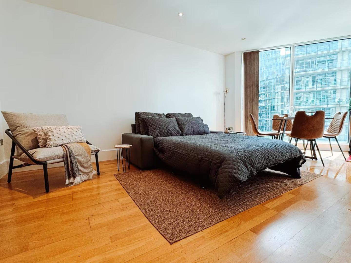 LondonAprt Sleeps6 Gym WaterFront Wifi view 2