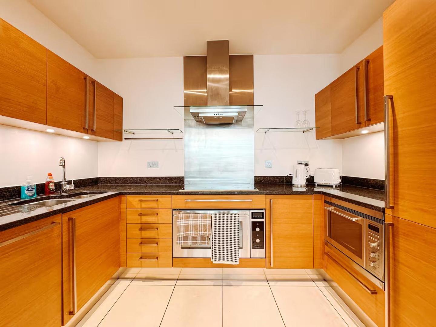 LondonAprt Sleeps6 Gym WaterFront Wifi view 5
