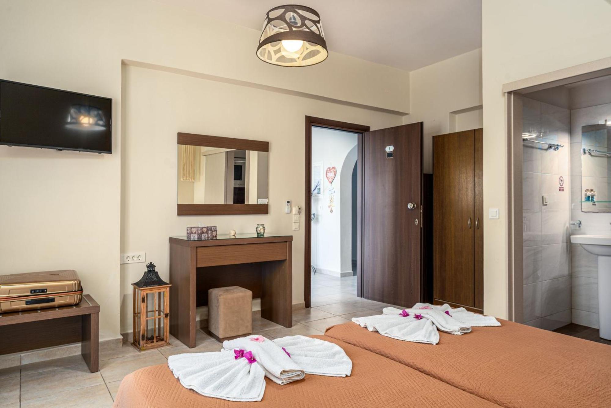 Stathis Rooms - 300m from Kalamaki Beach, by ZanteWize