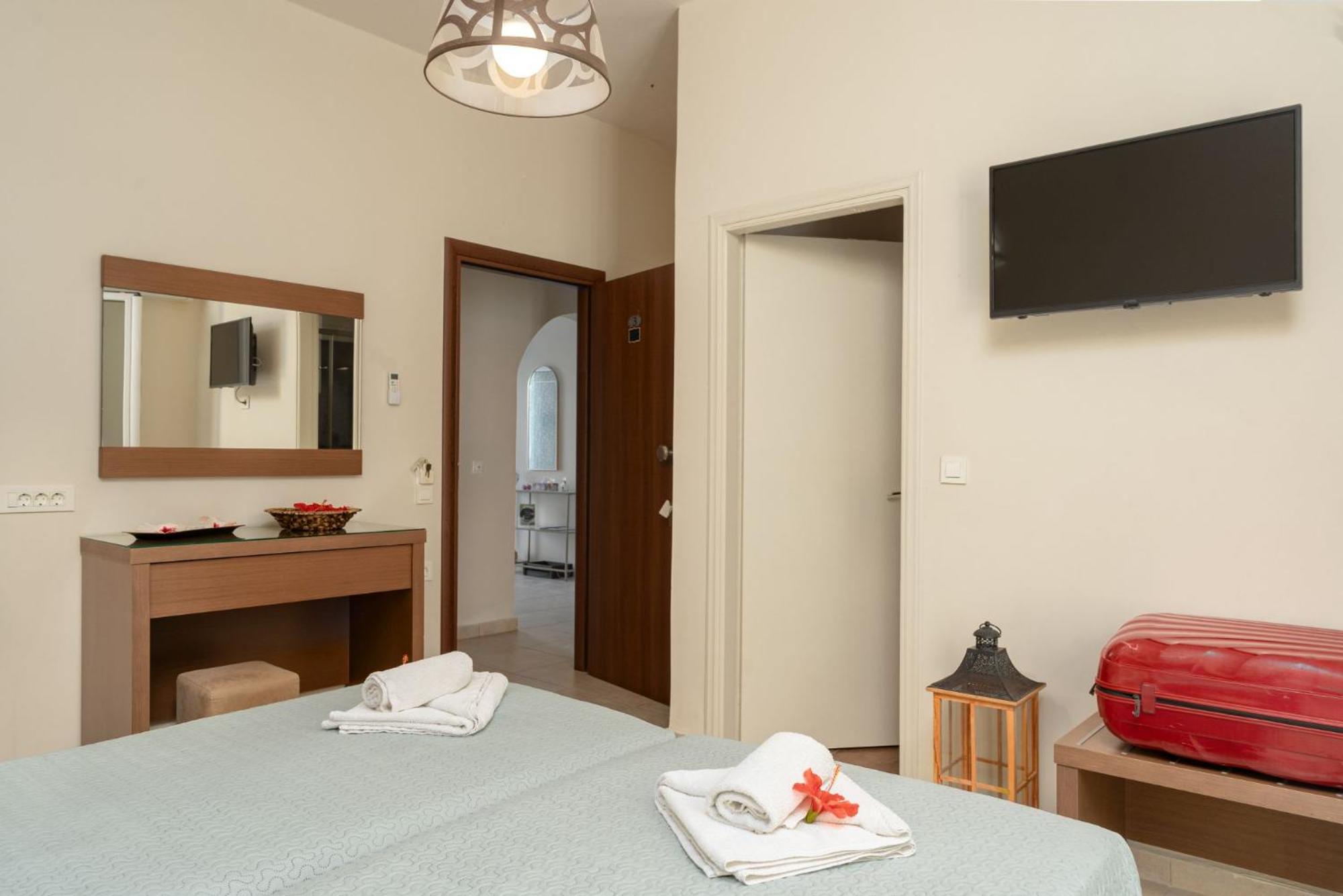 Stathis Rooms - 300m from Kalamaki Beach, by ZanteWize photo 3