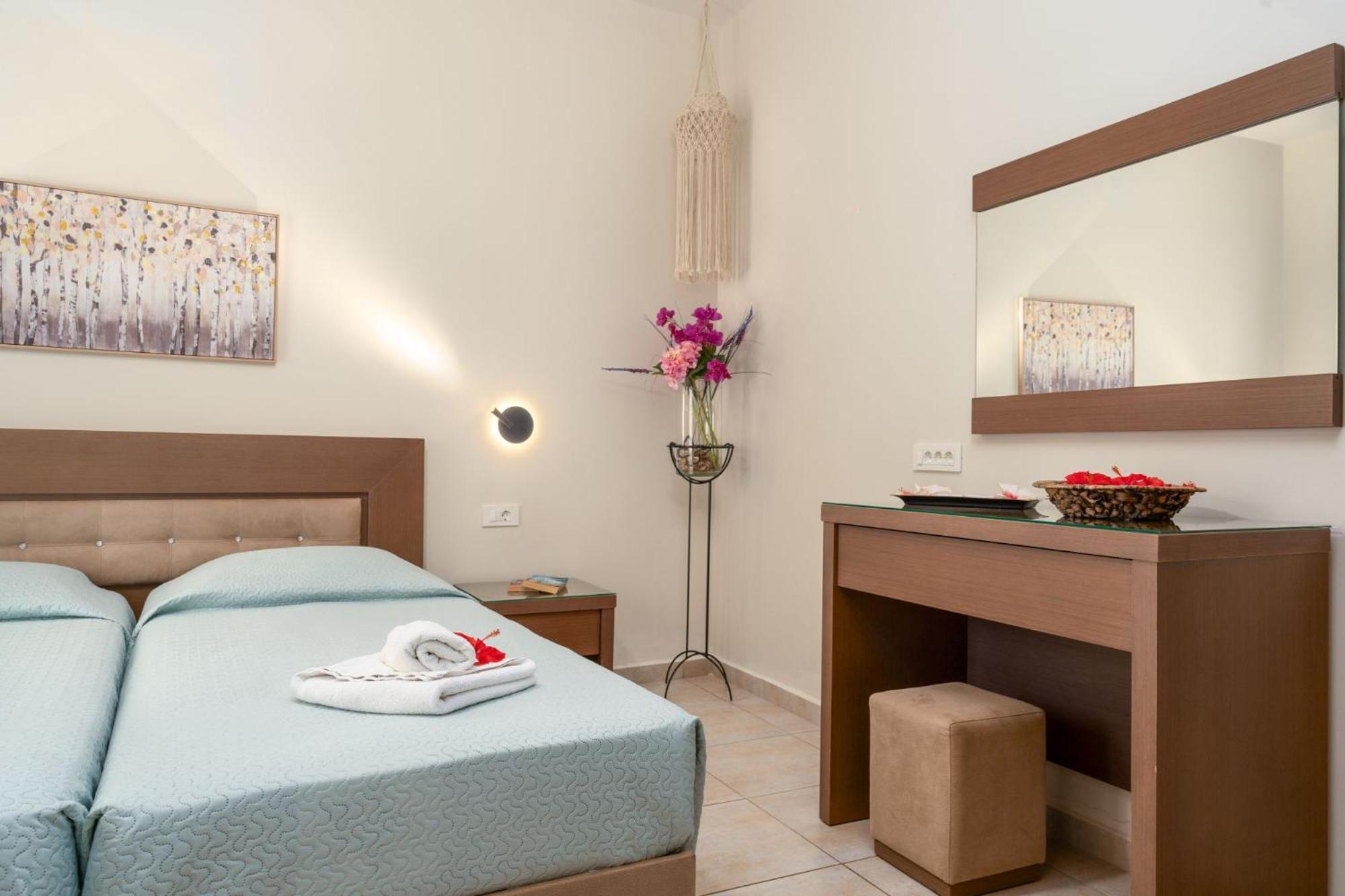 Stathis Rooms - 300m from Kalamaki Beach, by ZanteWize photo 4