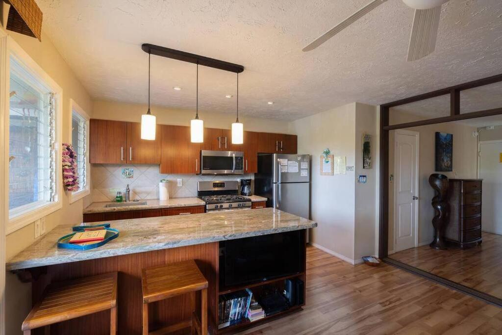 Peek-a-boo Ocean View 1br1ba AC Condo Kona Shores view 3
