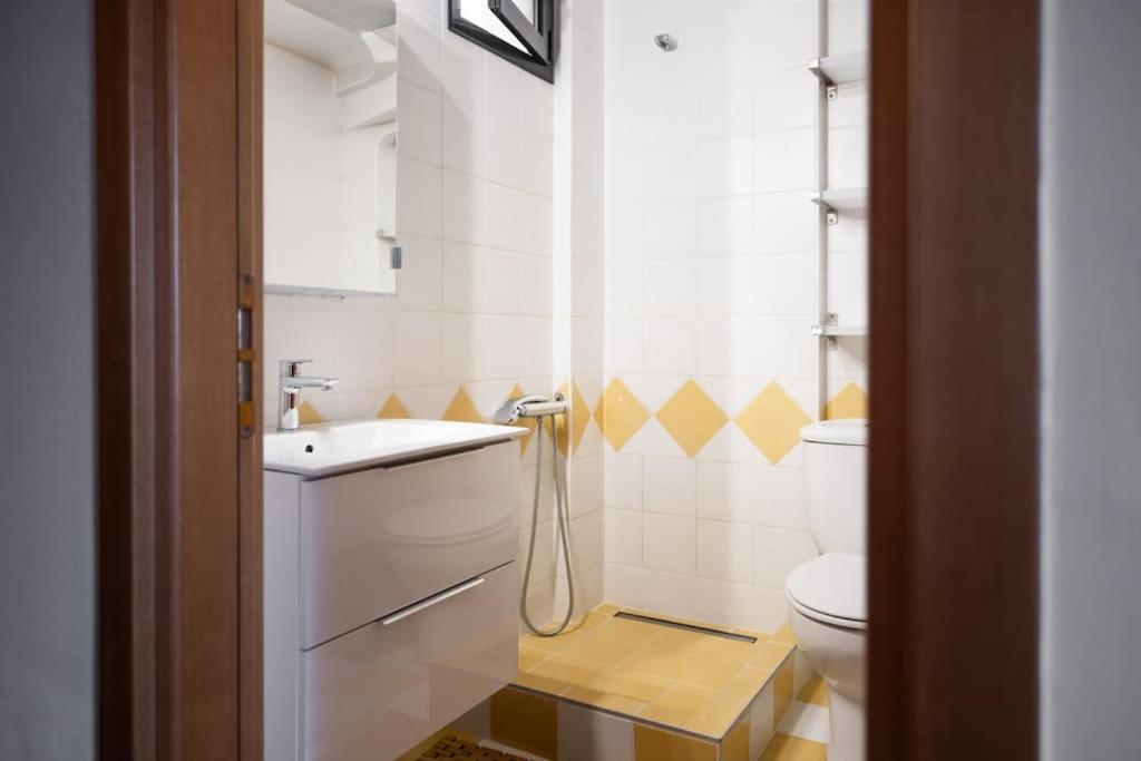 Pelagos Paradise Seafront Studio by Booking Kottas view 3
