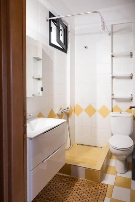 Pelagos Paradise Seafront Studio by Booking Kottas view 4