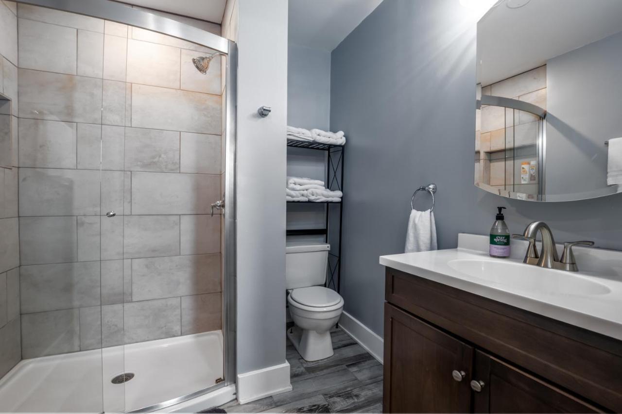 Cute and Cozy Chicago Modern Condo photo 3