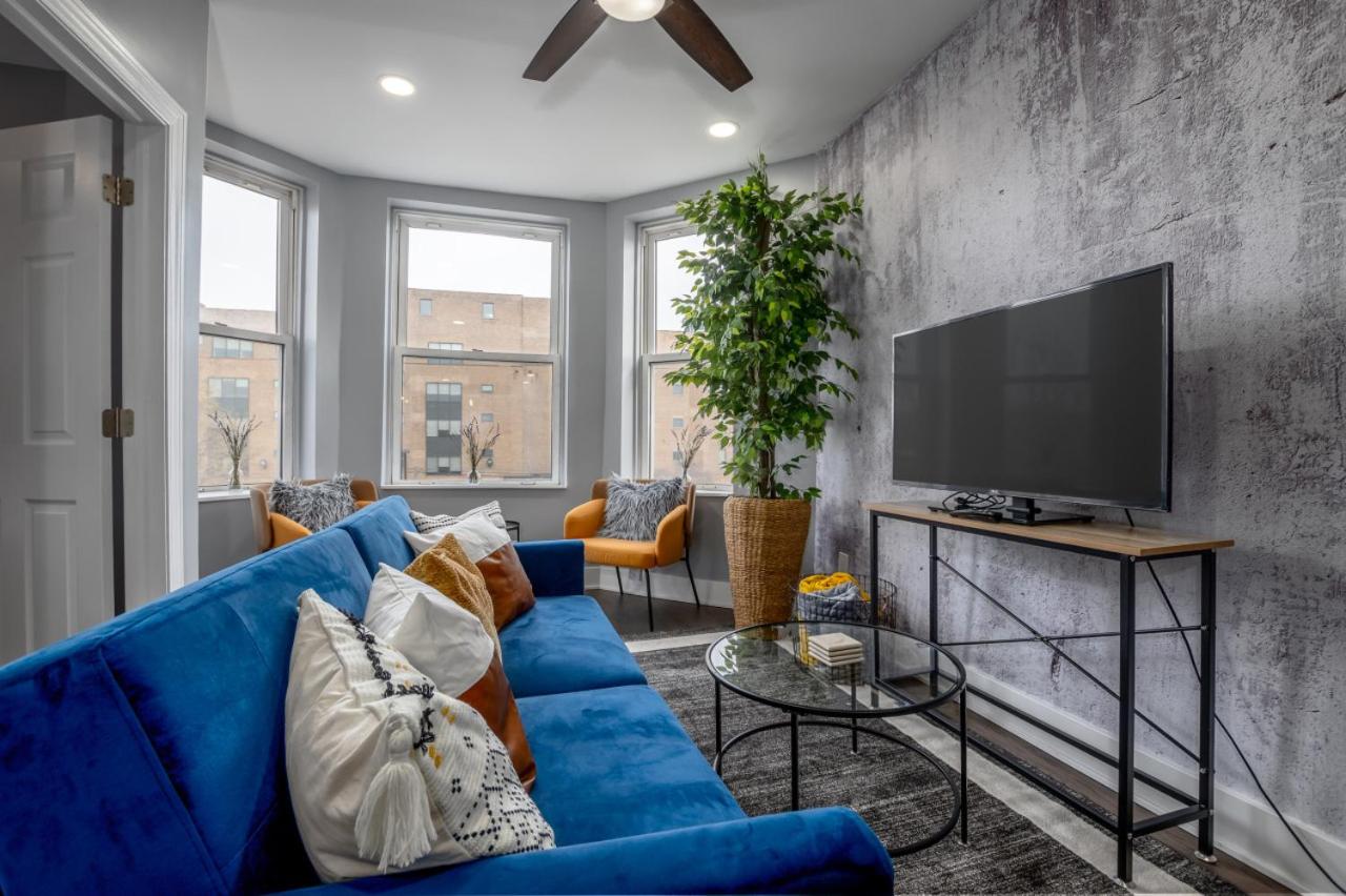 Cute and Cozy Chicago Modern Condo photo 2