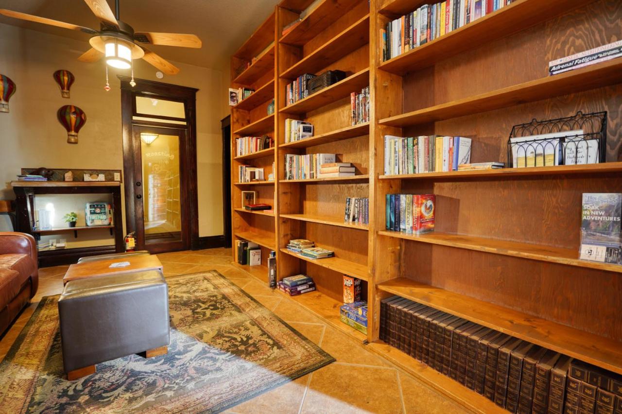 FlatIron Suite 102 - Cozy Downtown Retreat view 4