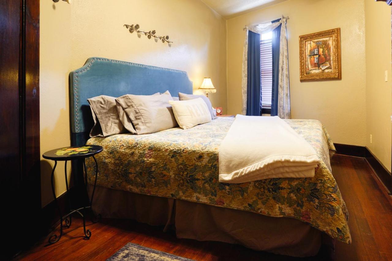 FlatIron Suite 202 - King Size Comfort view 5