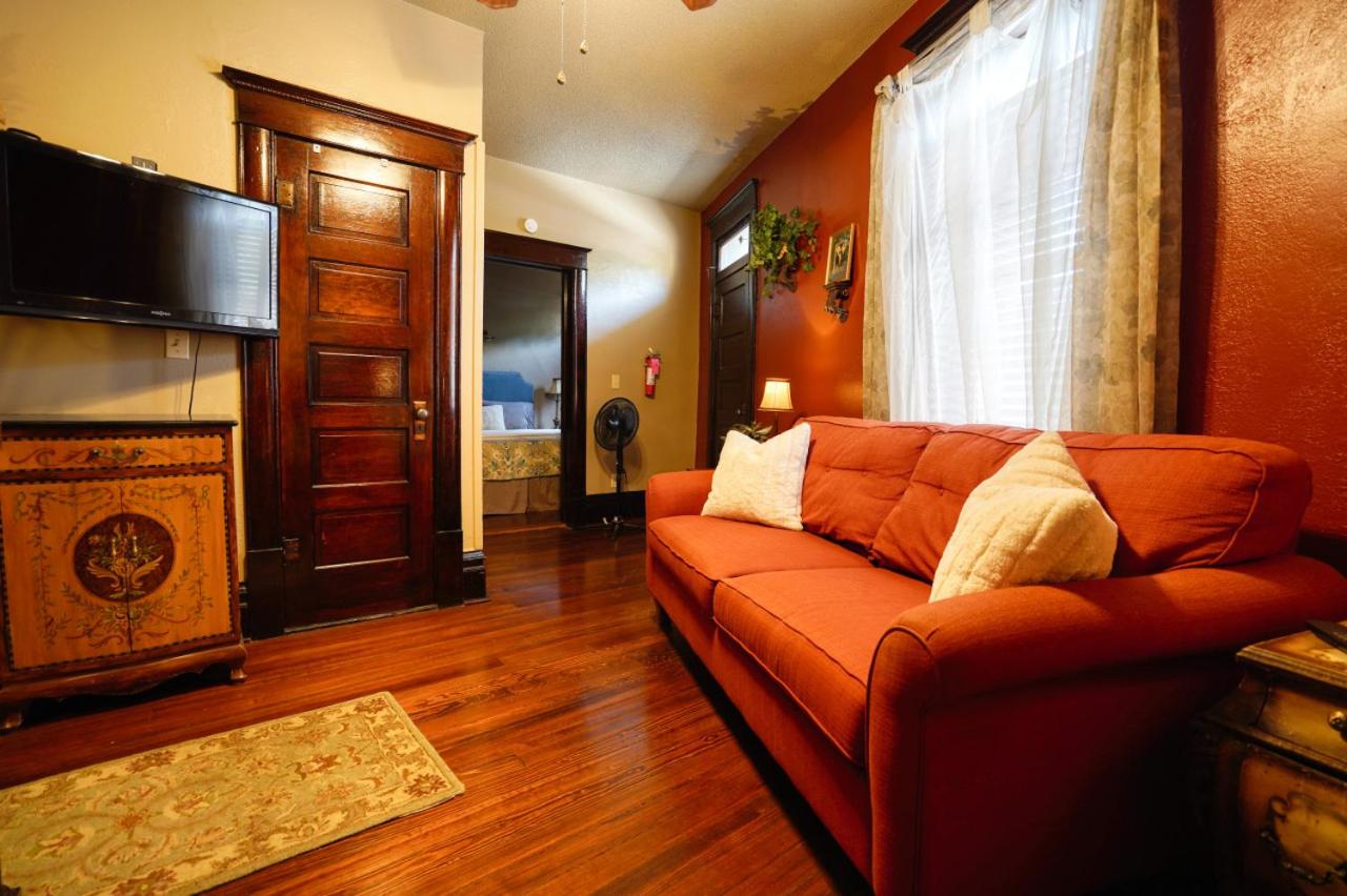 FlatIron Suite 202 - King Size Comfort view 4
