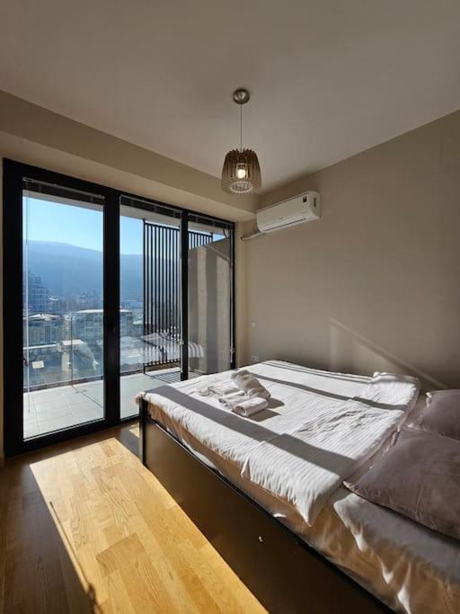 One bedroom, beautiful building in city center with balcony view 3