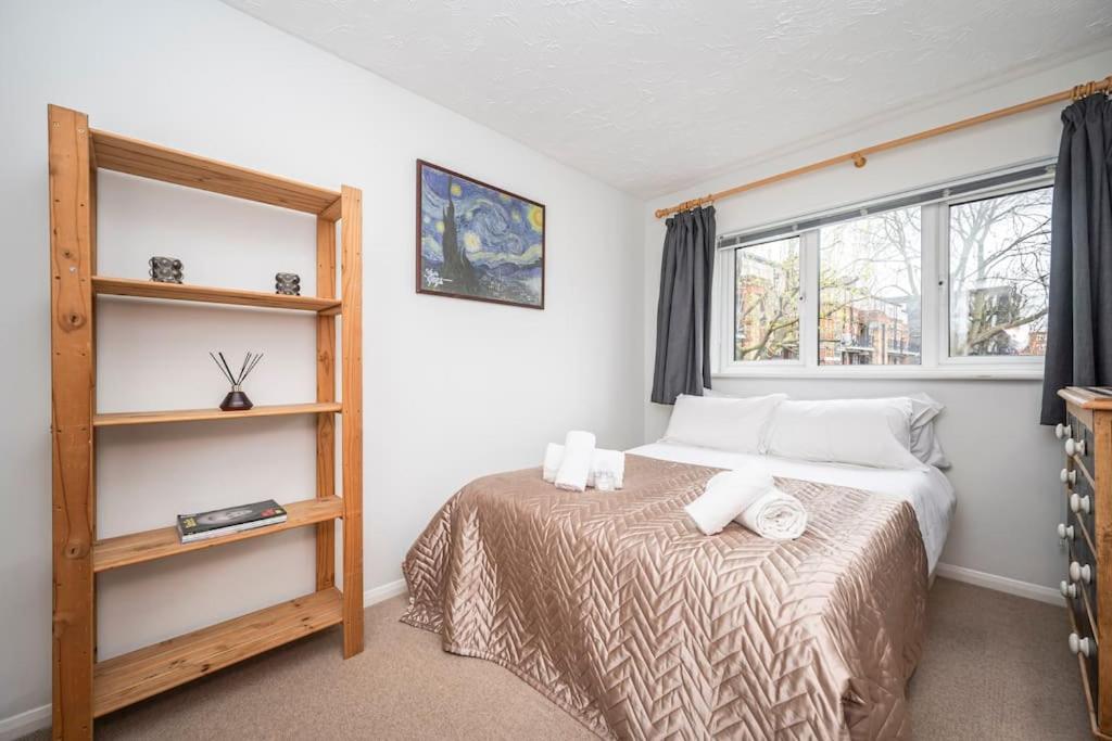 Cosy 2 bedroom flat close to Tower Bridge with free parking