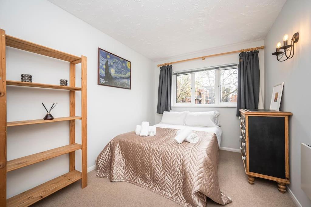 Cosy 2 bedroom flat close to Tower Bridge with free parking