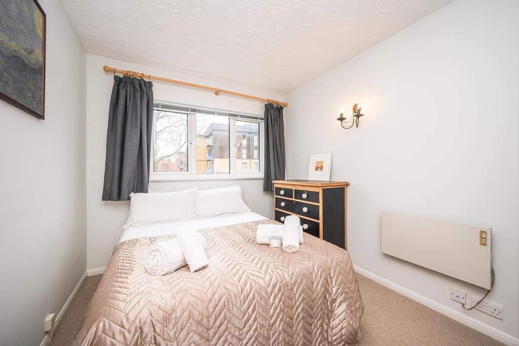 Cosy 2 bedroom flat close to Tower Bridge with free parking
