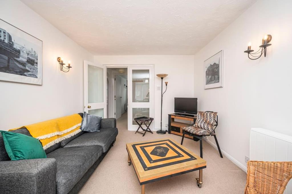 Cosy 2 bedroom flat close to Tower Bridge with free parking