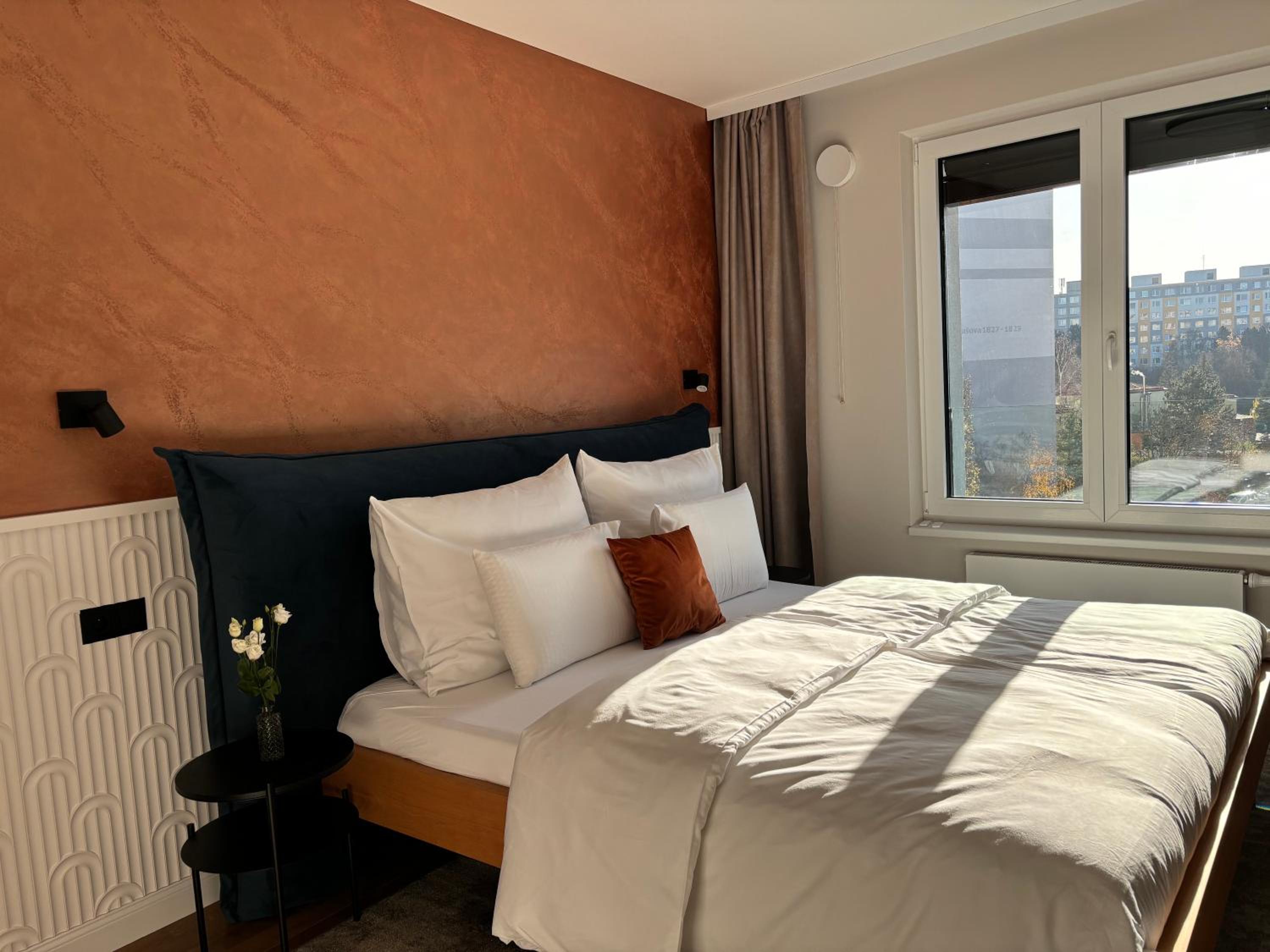 Luxury Sunny Home - AC, Free Garage, Metro, Balcony, PS5, 2nd parking on request