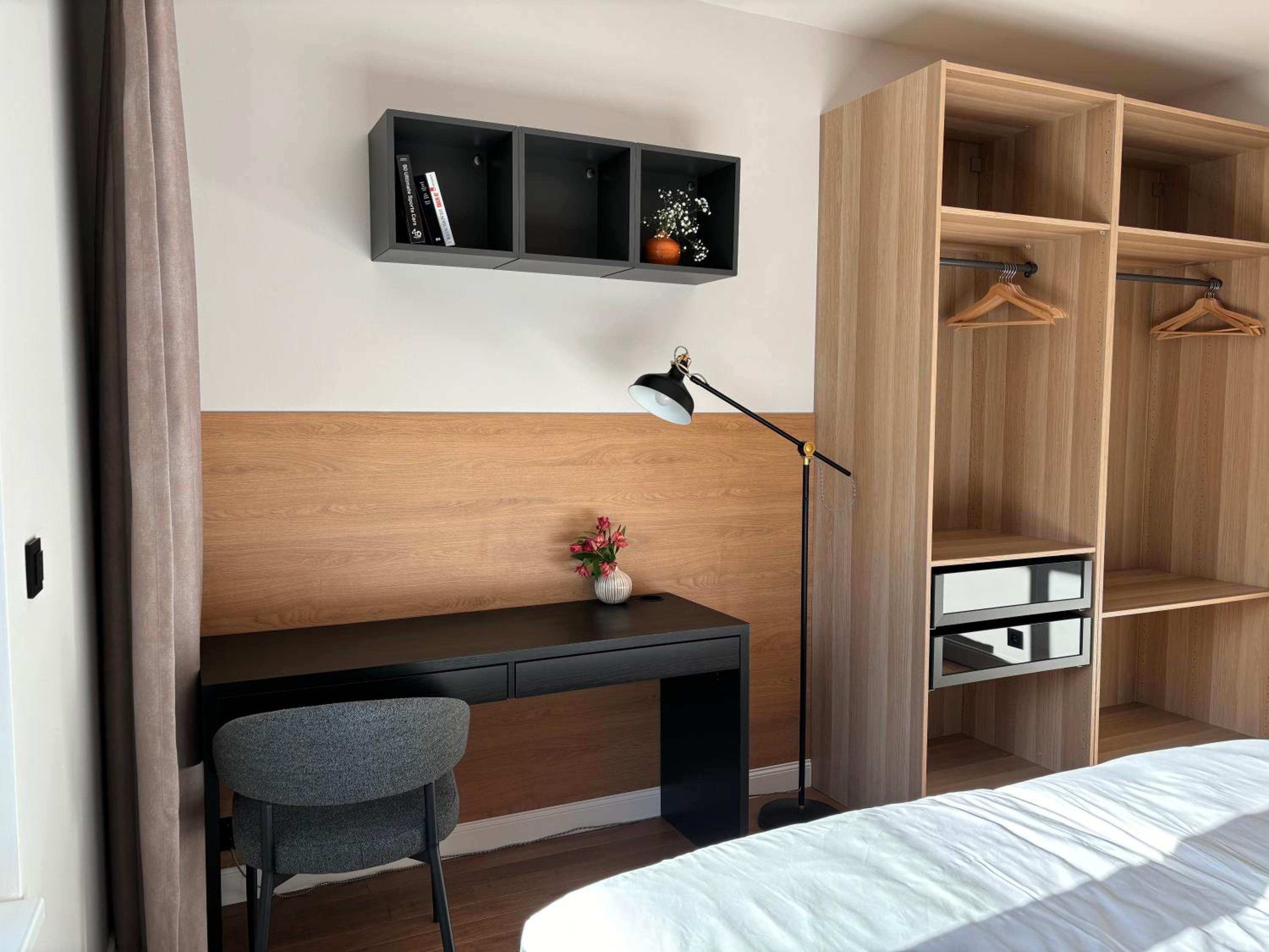 Luxury Sunny Home - AC, Free Garage, Metro, Balcony, PS5, 2nd parking on request