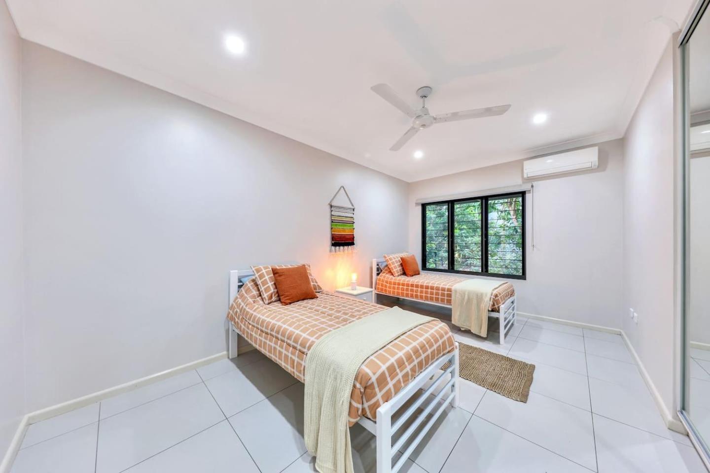 Big & Breezy House Mins To Beach, Hospital & Uni