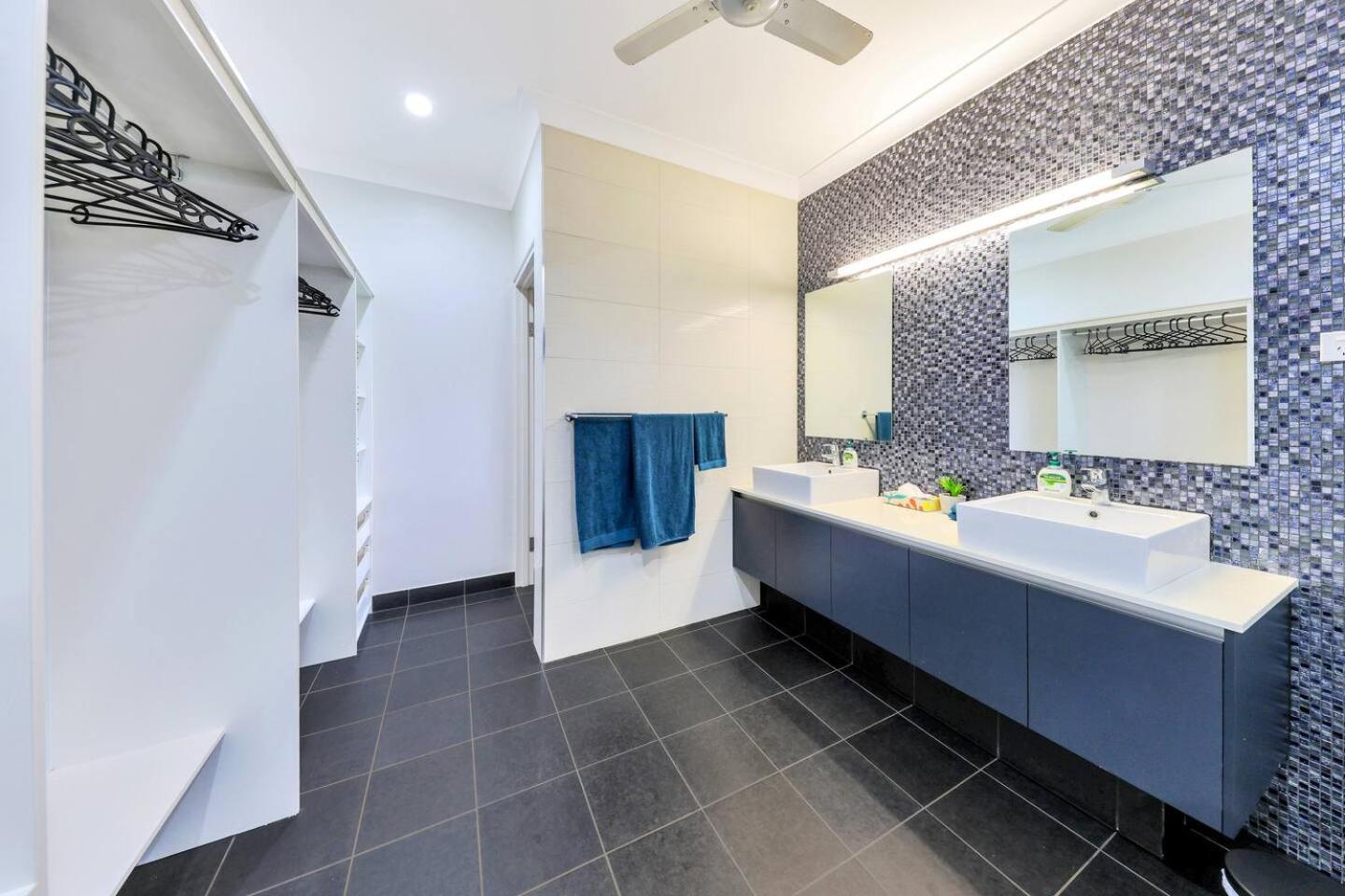 Big & Breezy House Mins To Beach, Hospital & Uni