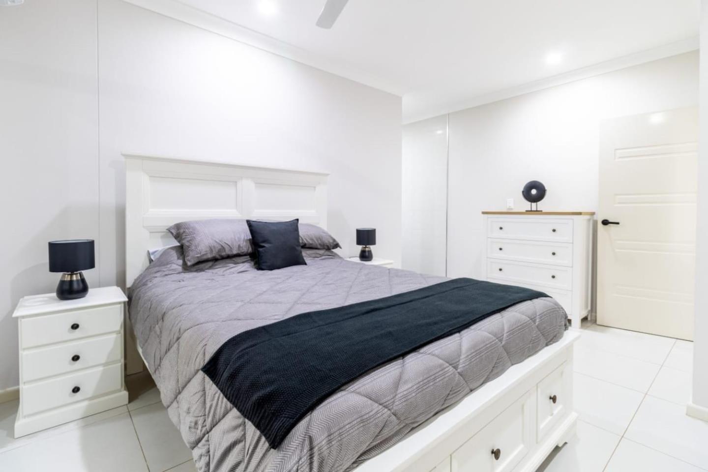 Big & Breezy House Mins To Beach, Hospital & Uni