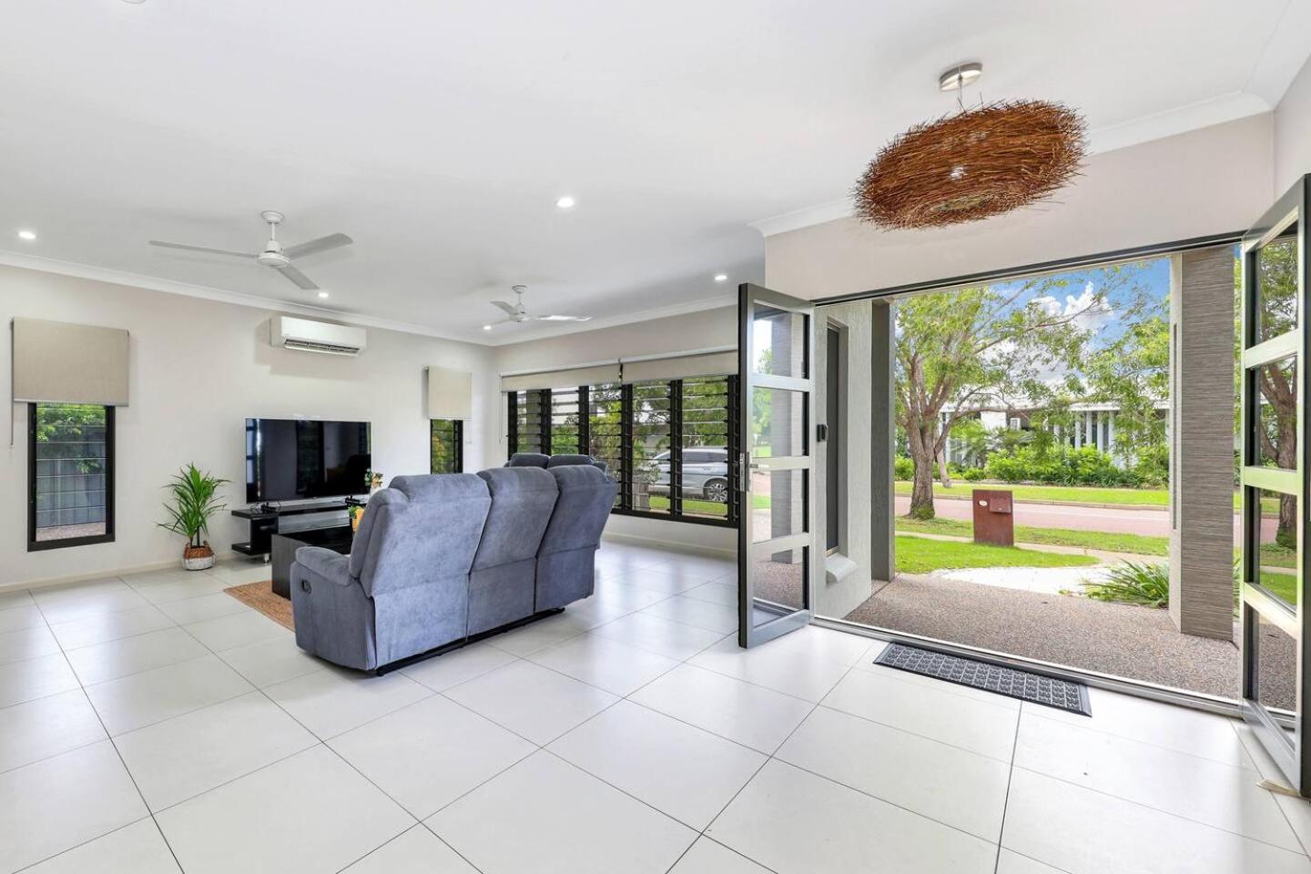 Big & Breezy House Mins To Beach, Hospital & Uni