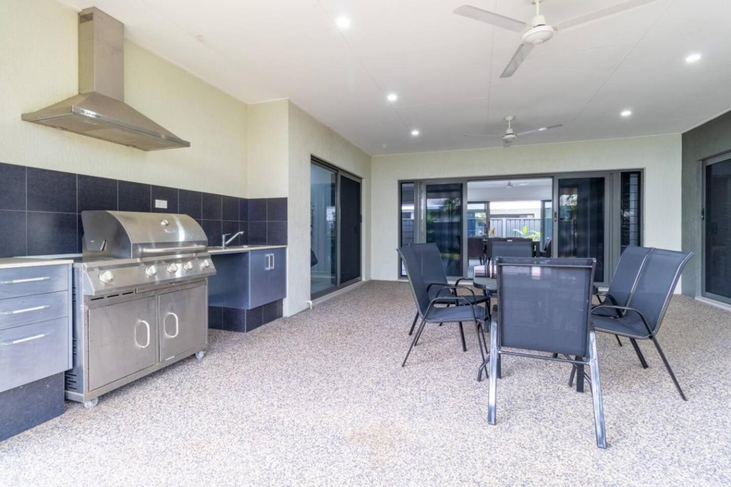 Big & Breezy House Mins To Beach, Hospital & Uni