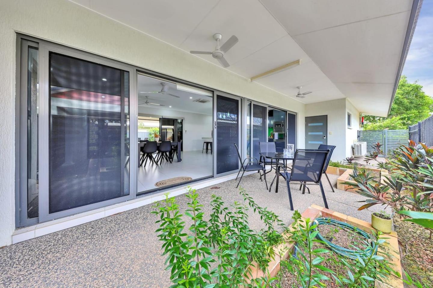 Big & Breezy House Mins To Beach, Hospital & Uni