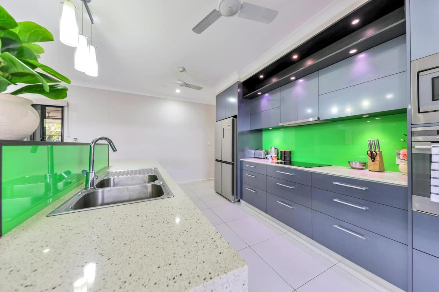 Big & Breezy House Mins To Beach, Hospital & Uni