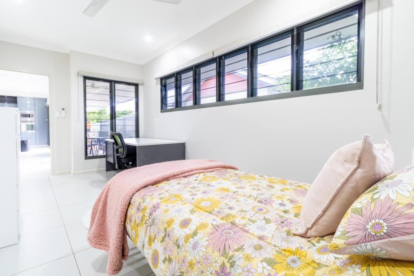 Big & Breezy House Mins To Beach, Hospital & Uni